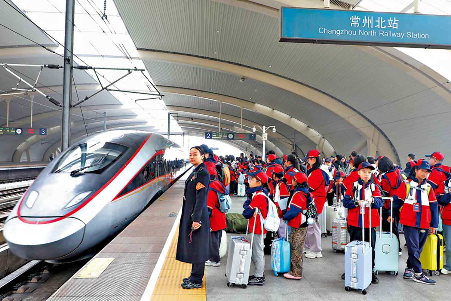 　　圖：4月1日，迎來春假的學生們在江蘇常州北站乘坐高鐵外出旅行。\新華社