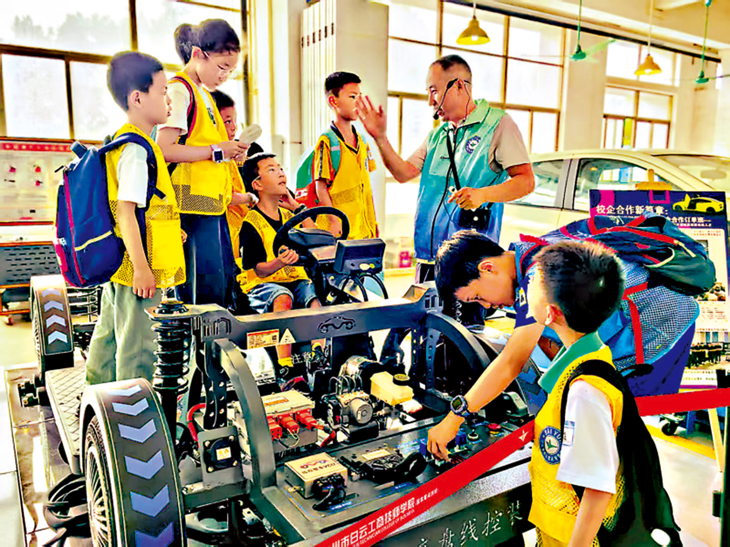 　　圖：廣東白雲學院校園研學營地開發了無人機、機器人等職業體驗特色課程，廣受歡迎。\受訪者供圖