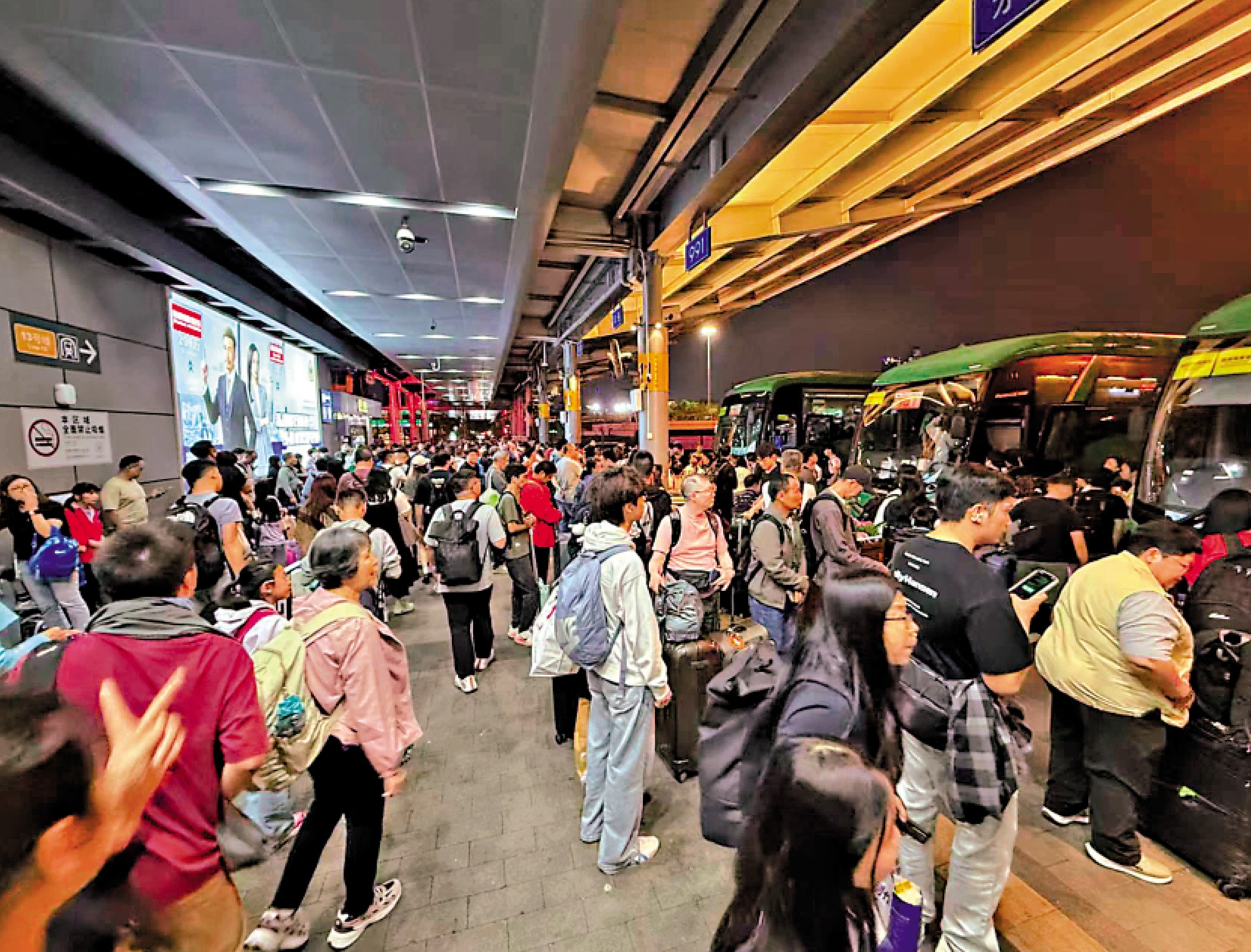 　　圖：昨晚9時，在深圳灣口岸深圳區域，已有不少北上港人在候車。/大公報記者張騰攝