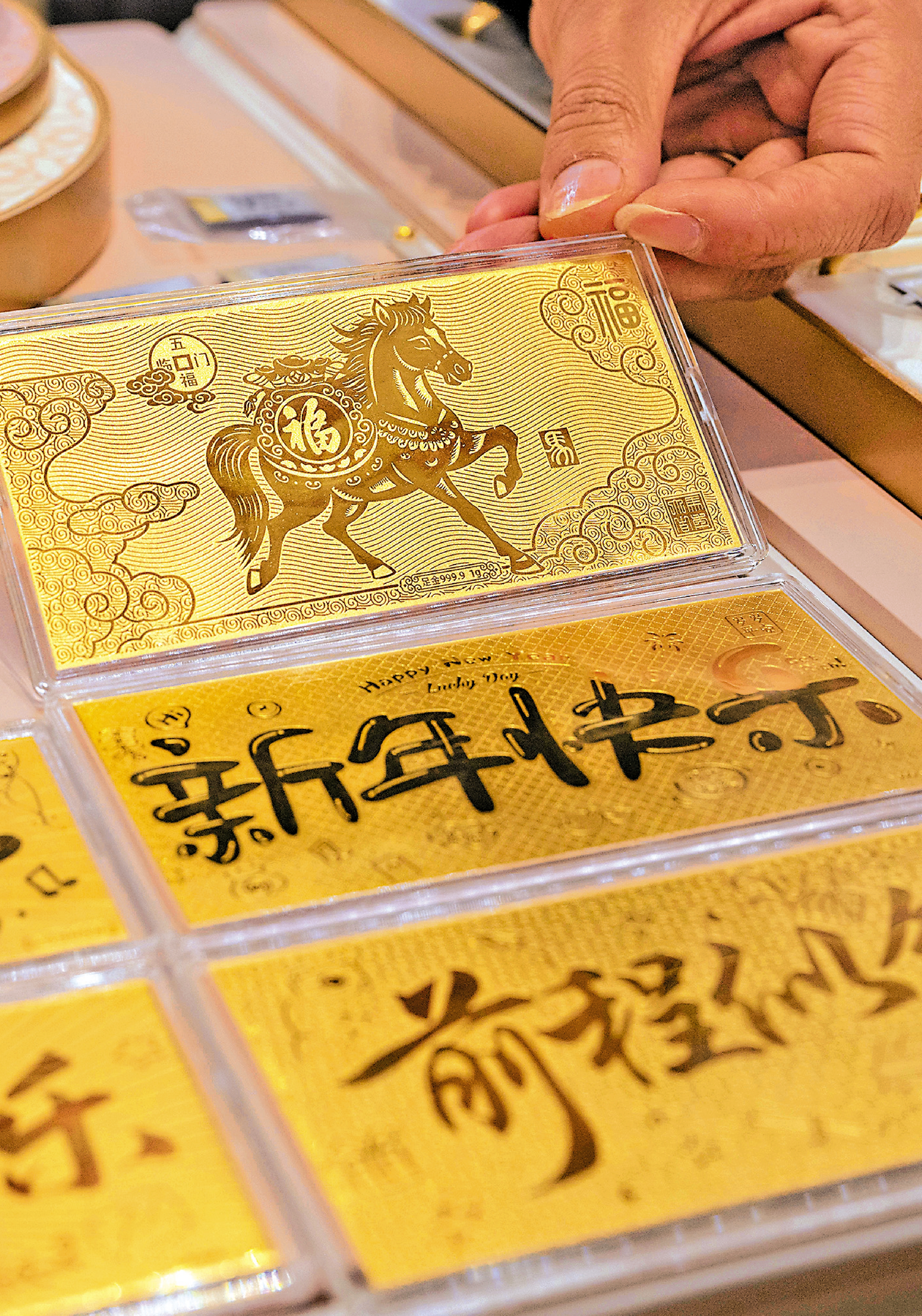 　　圖：「輕量化」黃金擺件成為可負擔的送禮佳品。