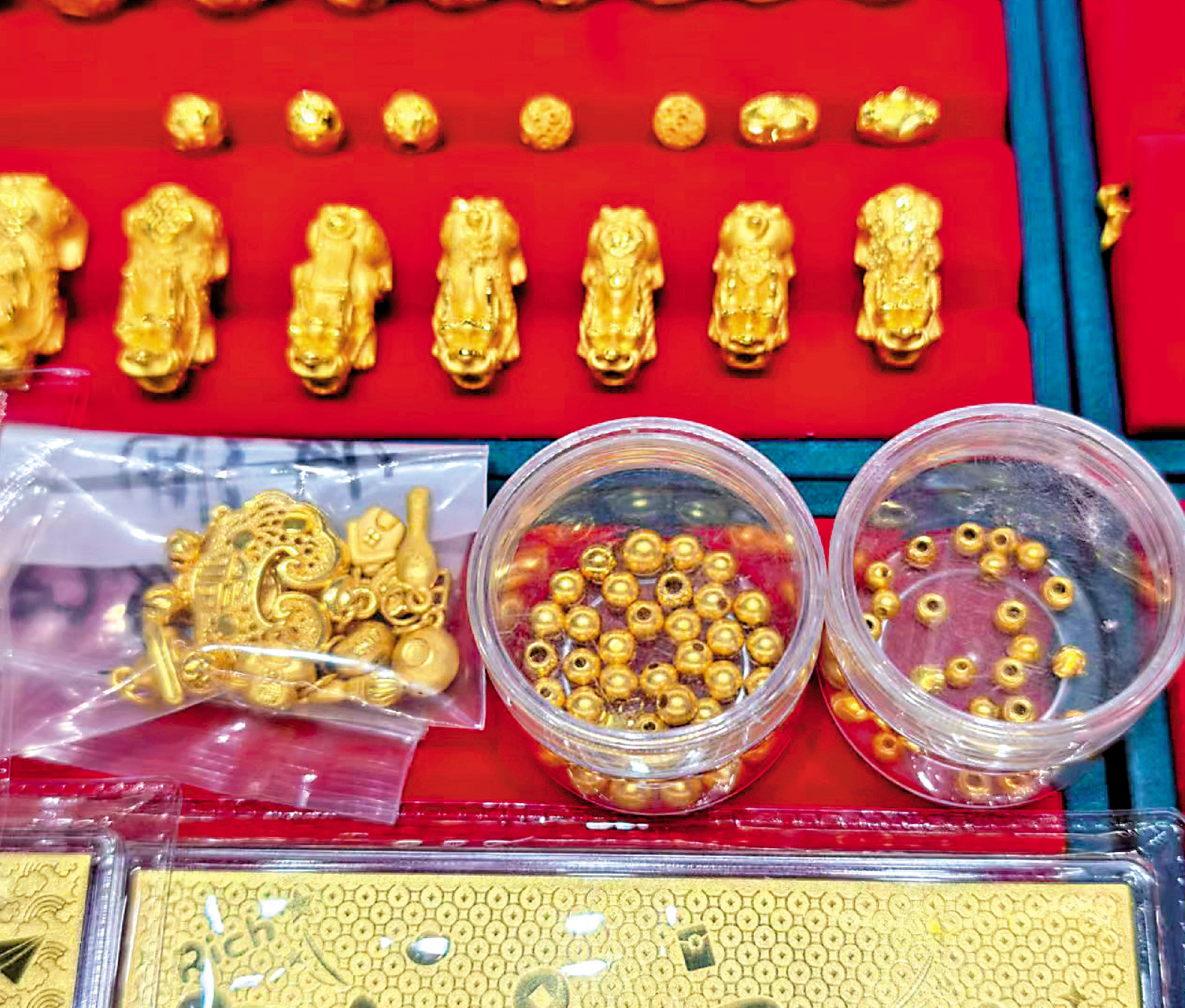 　　圖：年輕人近年熱衷攢約1克重左右的「小金豆」。圖為金舖內售賣的小金豆。\大公報記者毛麗娟攝
