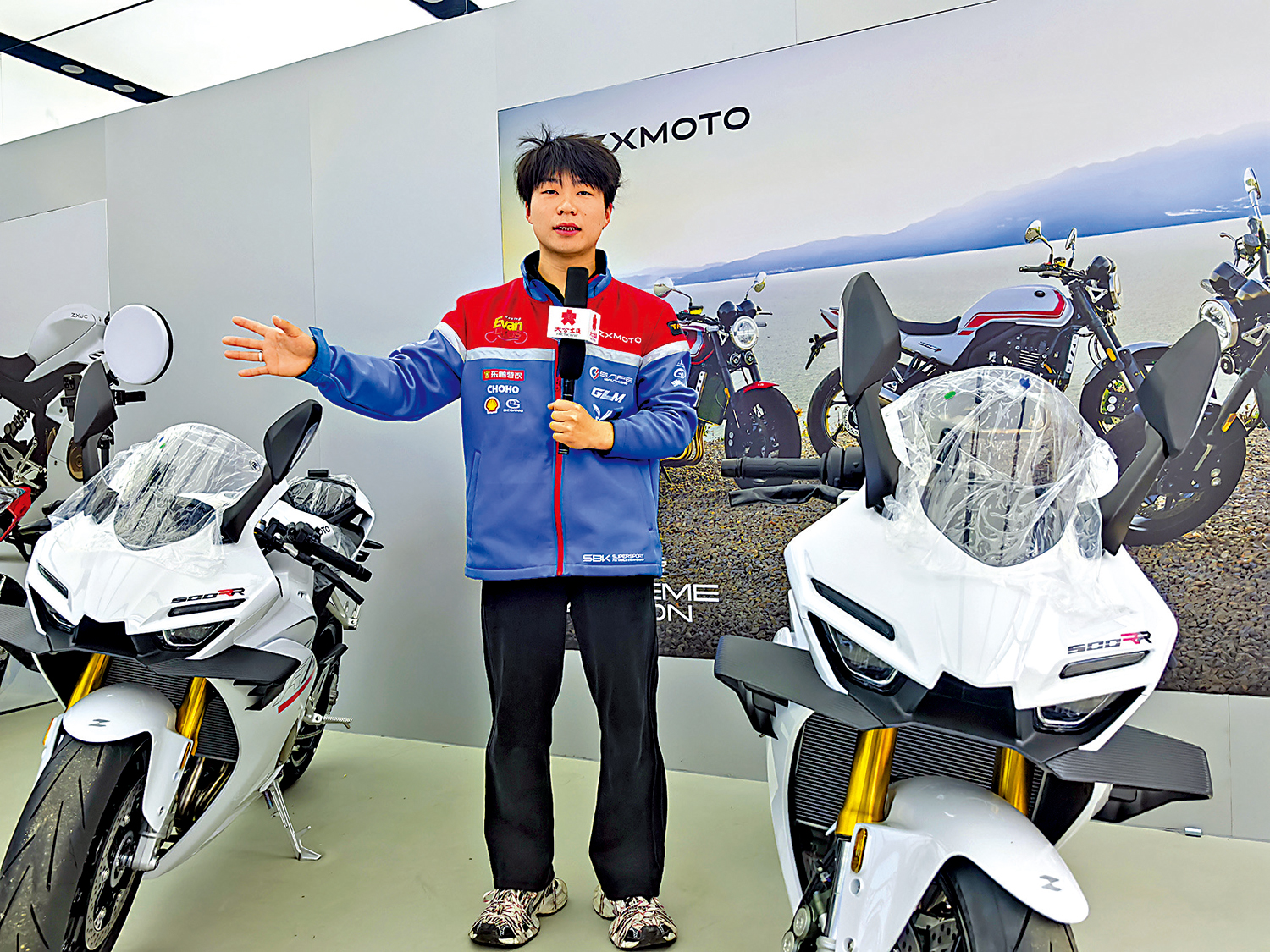 　　圖：在武漢，銷售人員介紹「張雪機車」的性能。\大公報記者張帥攝