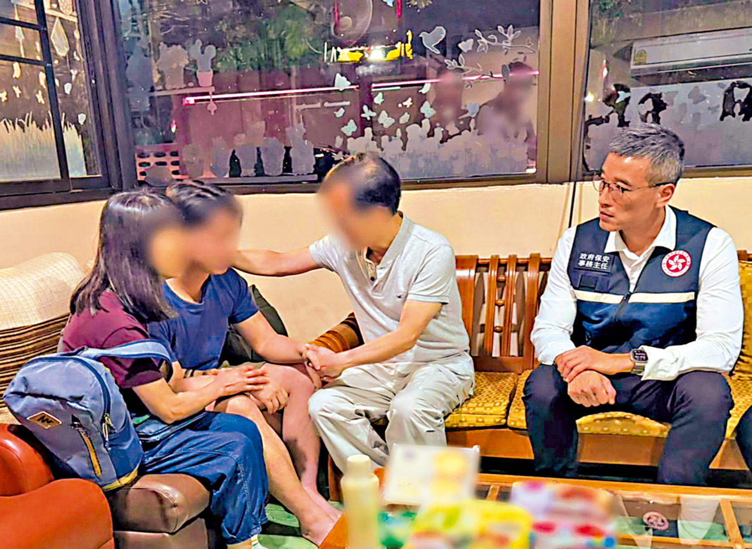 　　圖：在緬甸遭禁錮被迫從事非法工作的港人早前獲救，昨晚安全返港。圖為獲救港人與家人在泰國團聚。