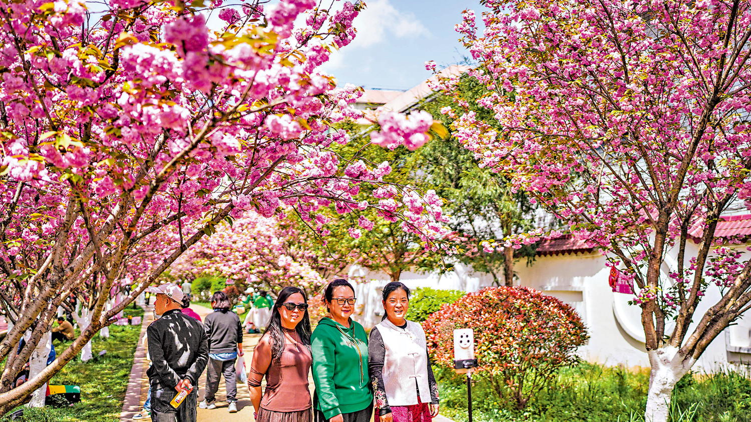 　　圖：多個假期疊加，全國迎來客流高峰。圖為4月3日，市民在貴州六盤水市鍾山區水城河畔櫻花長廊拍照留念。\新華社