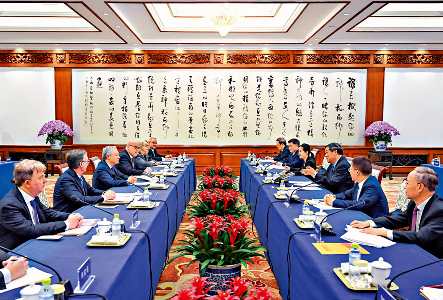 　　圖：4月3日下午，國務院副總理、中加經濟財金戰略對話中方牽頭人何立峰在北京會見加拿大財政部部長、對話加方聯合牽頭人商鵬飛。 新華社
