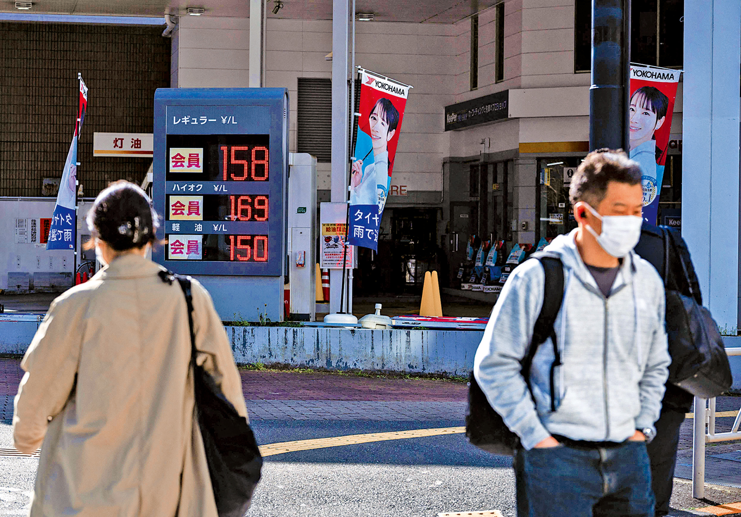 　　圖：日本民眾路過東京一個加油站。\法新社