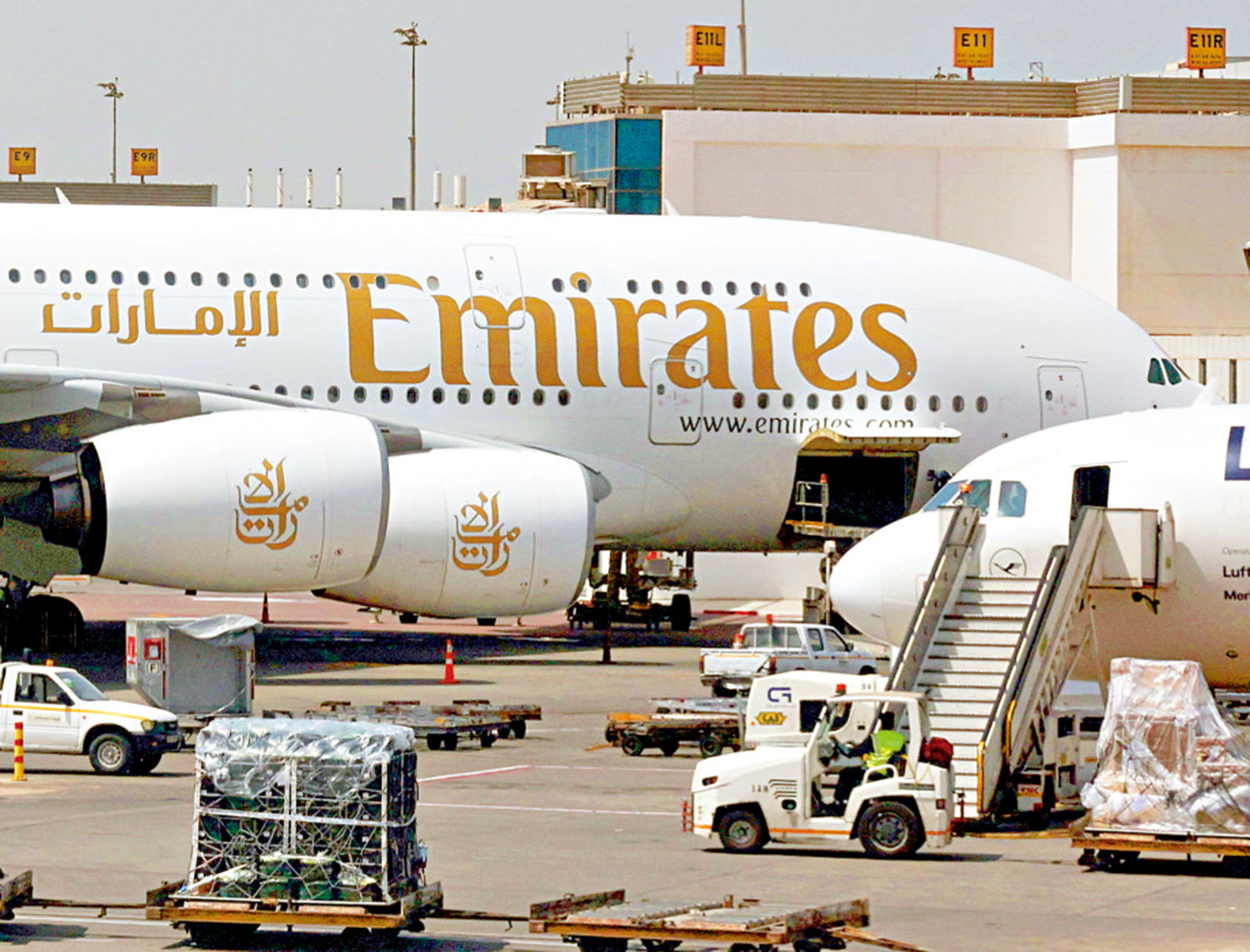 　　圖：阿聯酋航空公司的飛機停靠在埃及開羅國際機場。\路透社