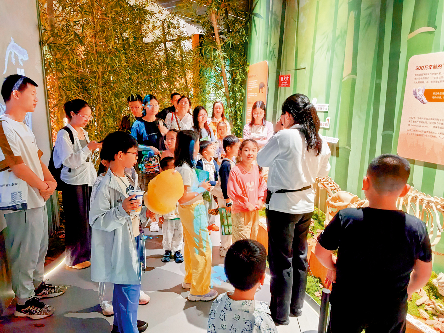 　　圖：春季研學項目成為內地清明小長假青少年及家庭出遊熱門選擇。圖為在深圳科學技術館啟幕的中國瀕危動物保護大展。 大公報記者郭若溪攝