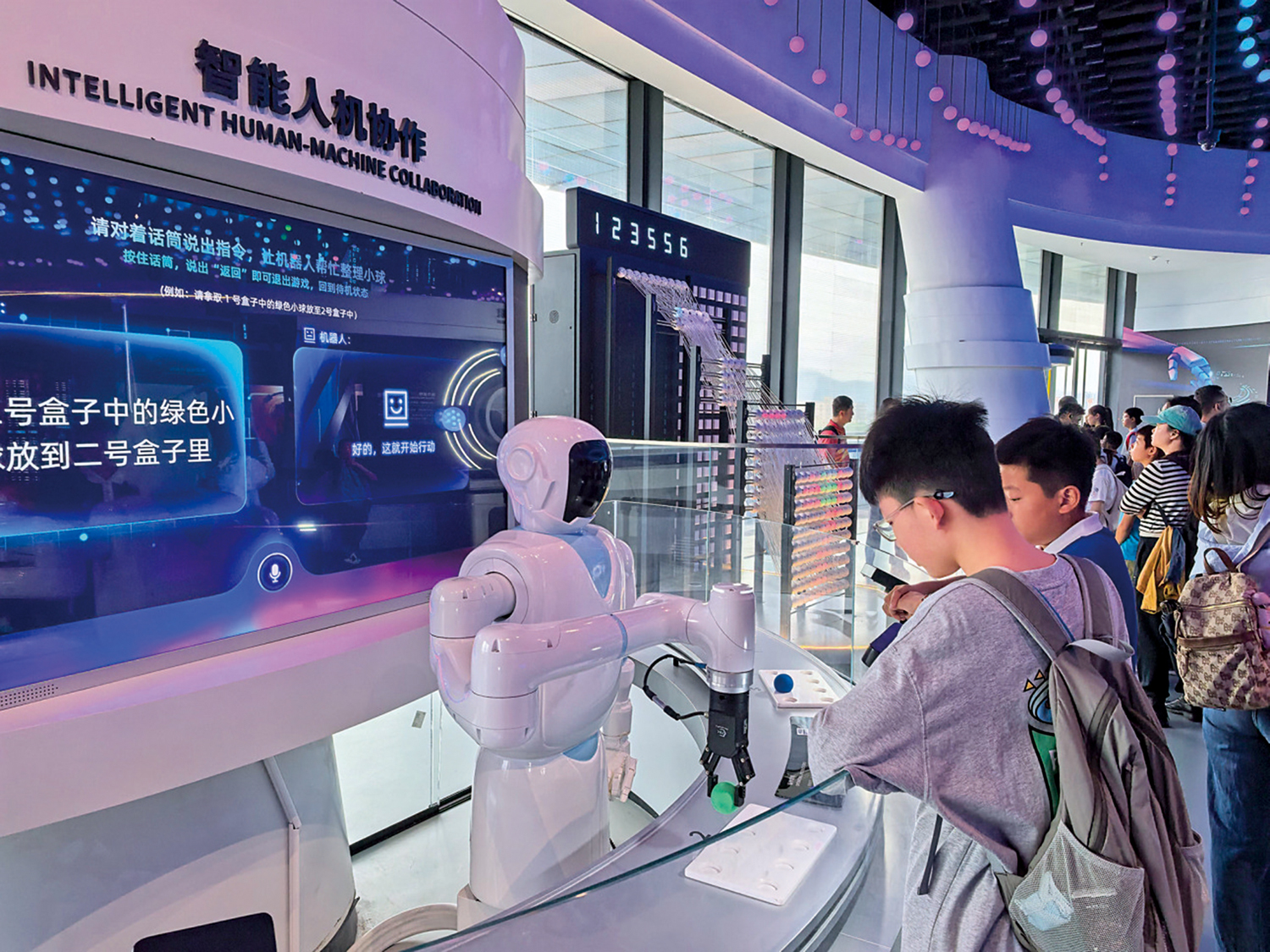 　　圖：在深圳科學技術館，前來觀展的香港小朋友參與互動遊戲。