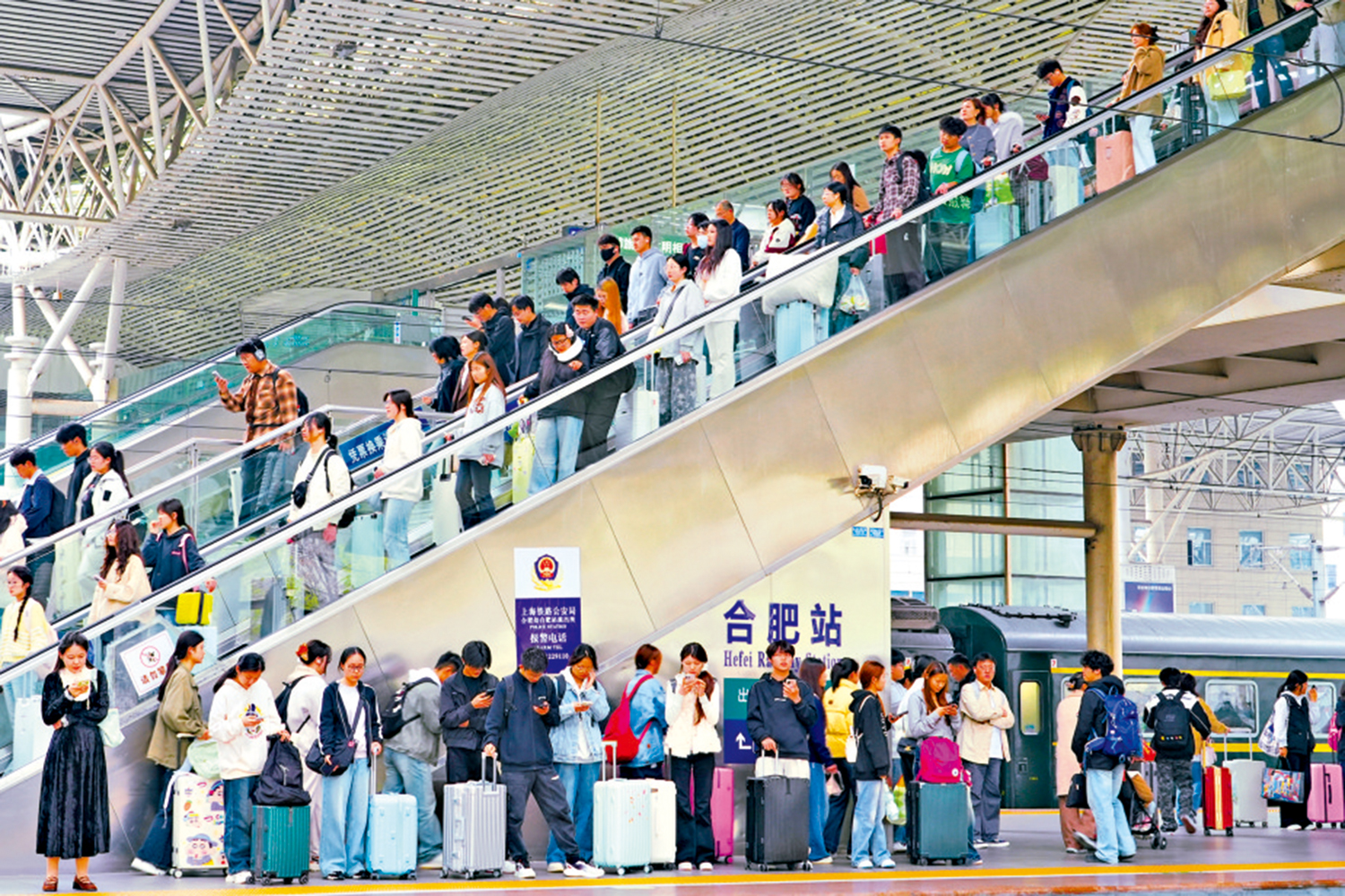 　　圖：為期5天的鐵路清明假期運輸3日啟動。圖為4月3日，旅客在合肥站乘車出行。\新華社