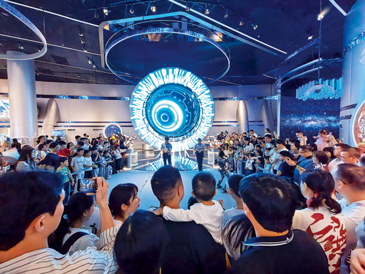 　　圖：深圳科學技術館機器人表演人氣爆棚。