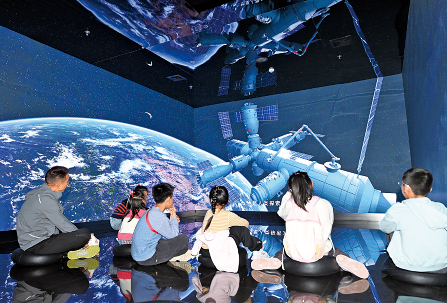 　　圖：春假期間，安徽省科技館迎來參觀熱潮，孩子們在飛向太空展廳探索科學奧秘。\中新社
