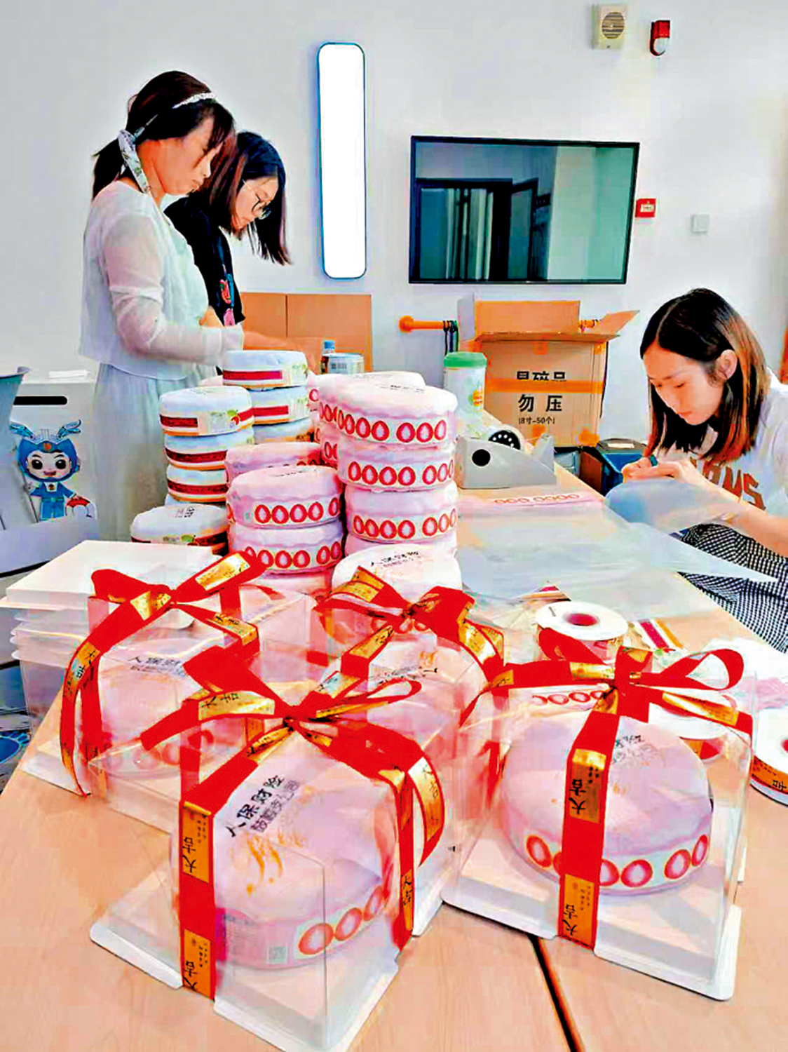 　　圖：台胞林穎穗在福州社區開展製作蛋糕毛巾的活動。