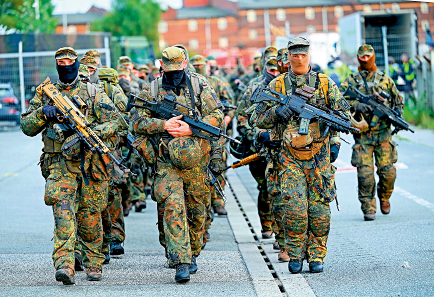 　　圖：德國聯邦國防軍士兵去年9月在漢堡港參加代號為「紅色風暴」的國防演習。\路透社