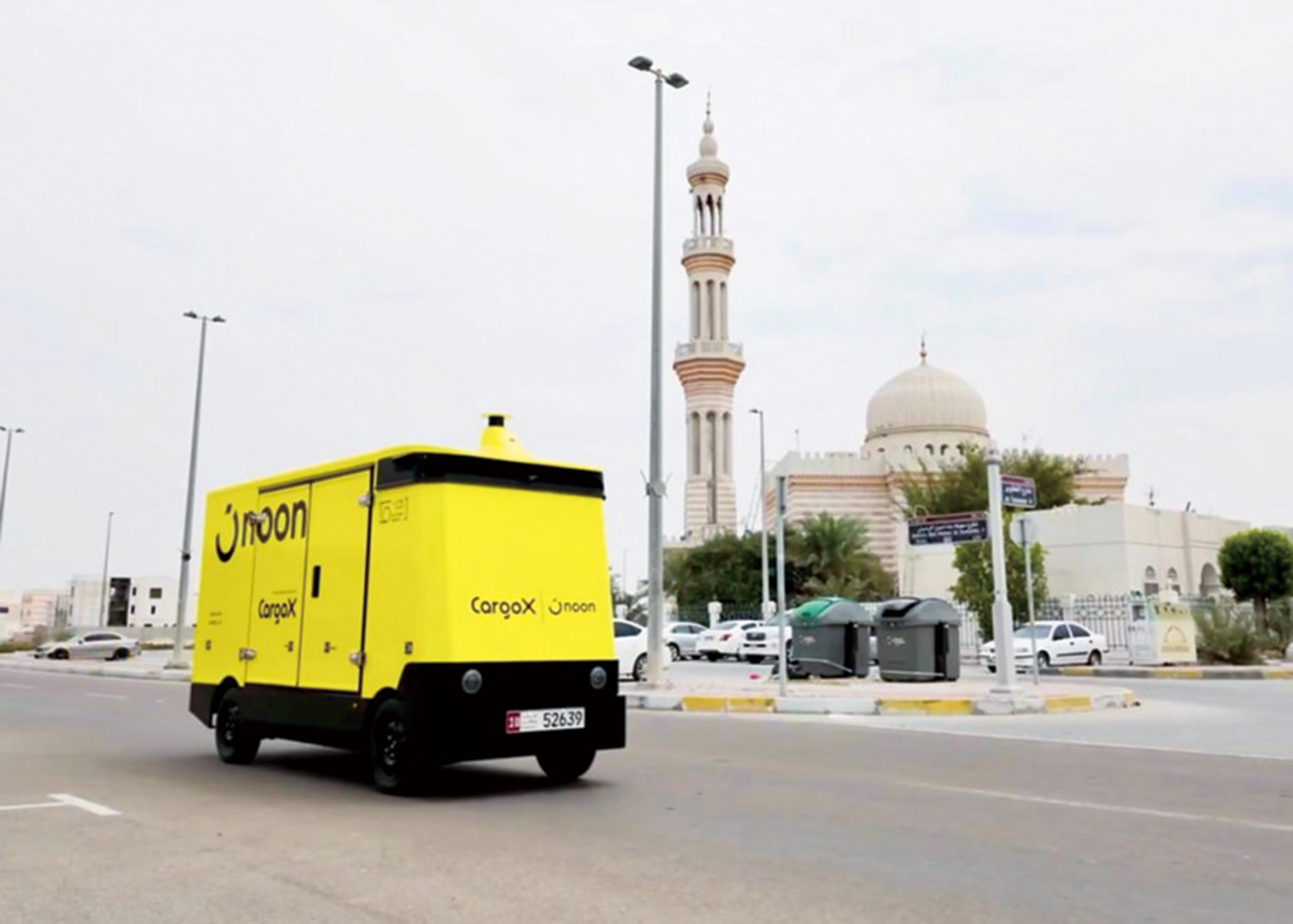 　　圖：中國無人車廠商新石器生產的無人車在阿聯酋街頭運行。