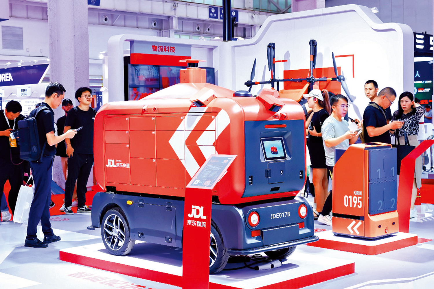 　　圖：在北京舉行的世界機器人大會上，京東物流無人車全場矚目。