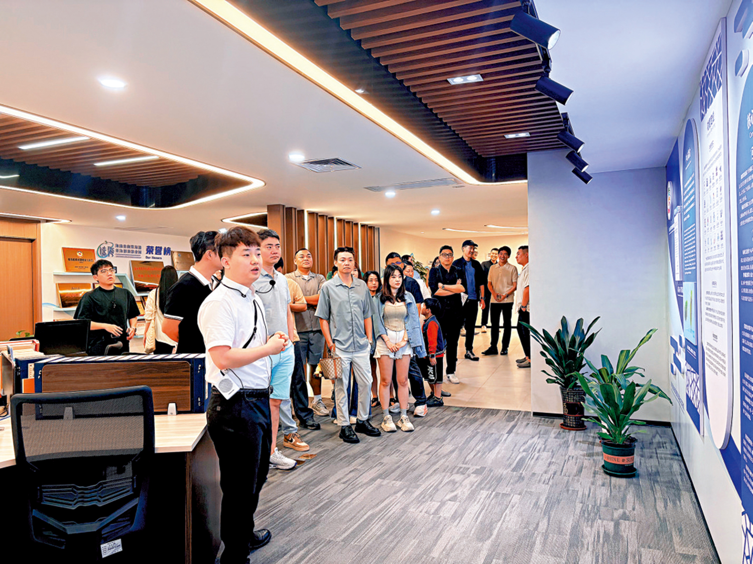 　　圖：3月21日，台灣青年在海南省台灣青年創新創業服務中心聽工作人員講解，尋覓創業機遇。\新華社