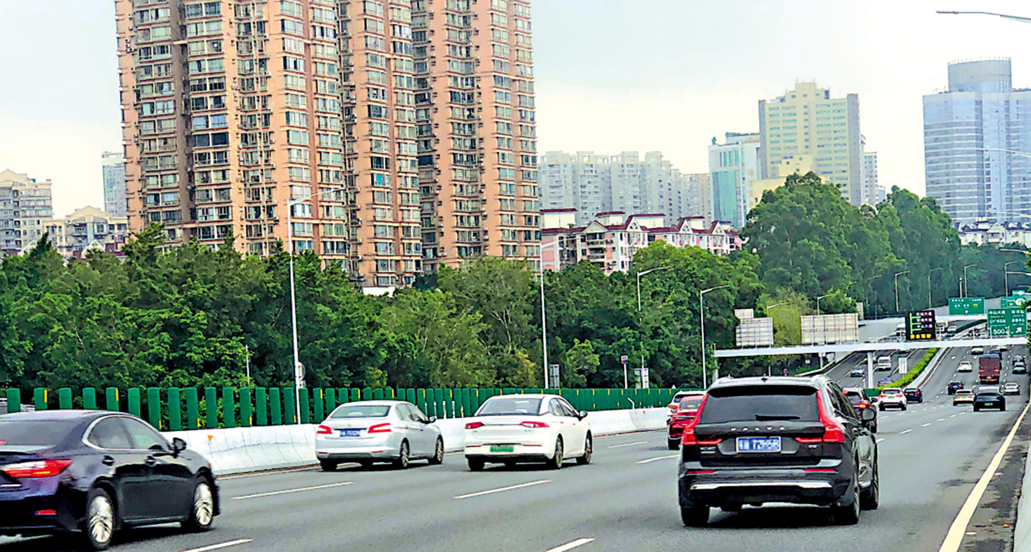 　　圖：灣區各高速公路6日迎來車流返程高峰。圖為返程廣州的車流。\大公報記者方俊明攝