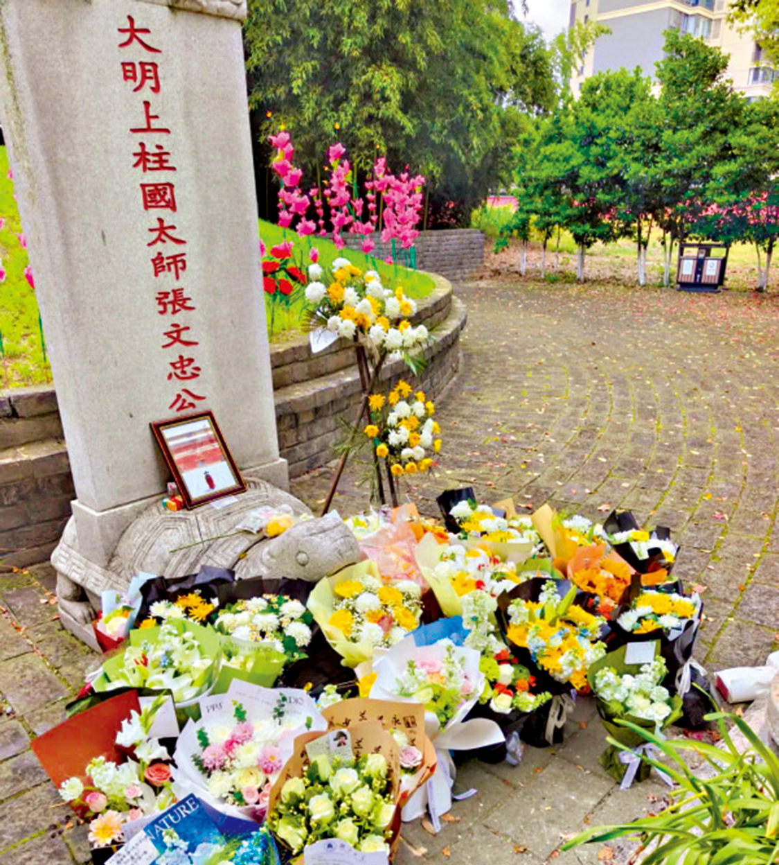 　　圖：湖北省荊州市，張居正墓前擺滿了鮮花和其他祭品。