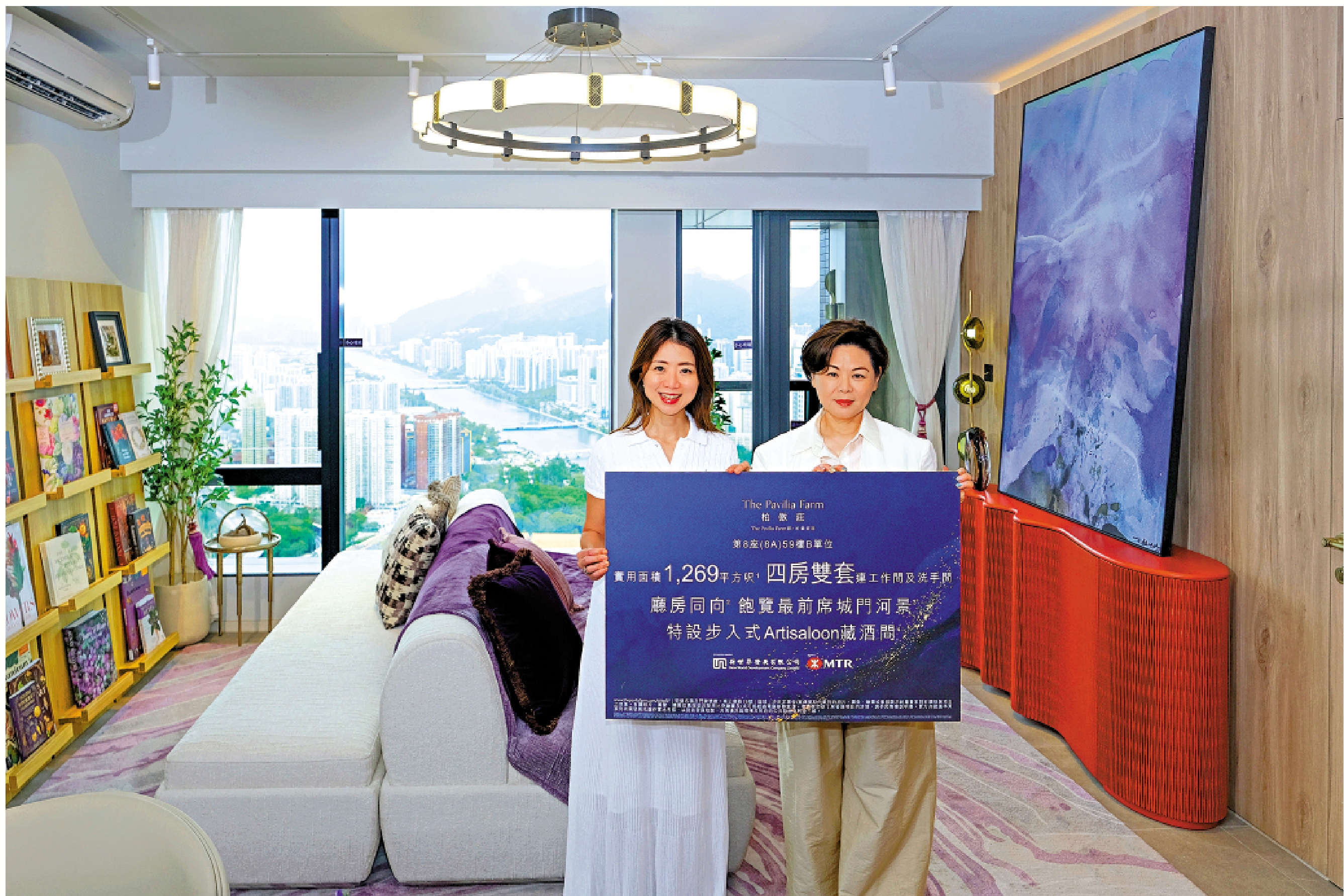 　　圖：柏傲莊Ⅲ最快今日公布首張招標銷售安排，並於昨日向傳媒開放第8A座59樓B單位。左為何家欣。