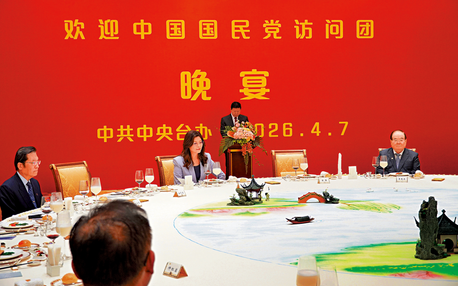 　　圖：中共中央台灣工作辦公室主任宋濤7日晚上在南京設宴，歡迎鄭麗文一行。\大公報記者賀鵬飛攝