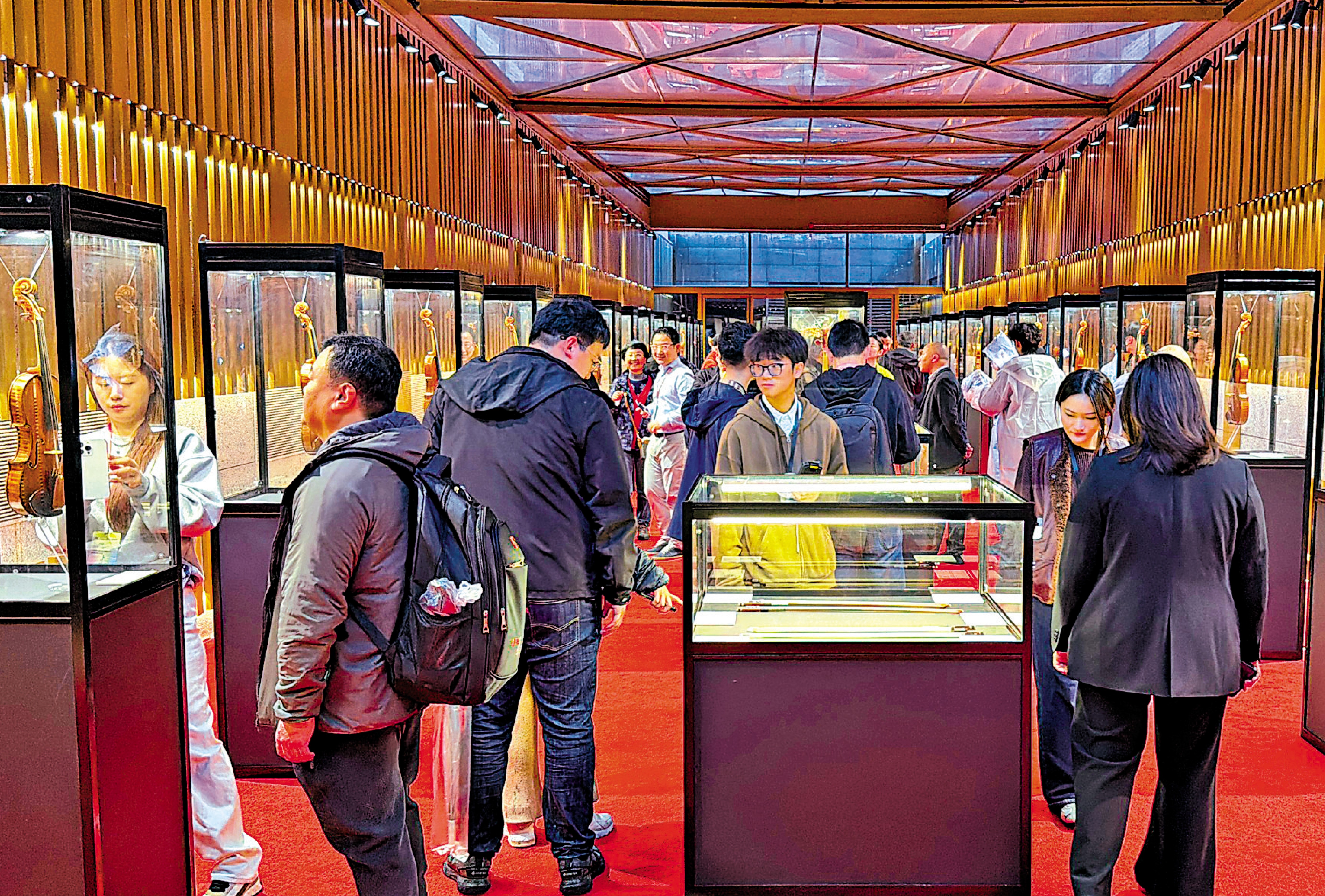 　　圖：「中外名琴藝術典藏展」吸引了大量樂器迷前來觀展。\大公報記者夏微攝