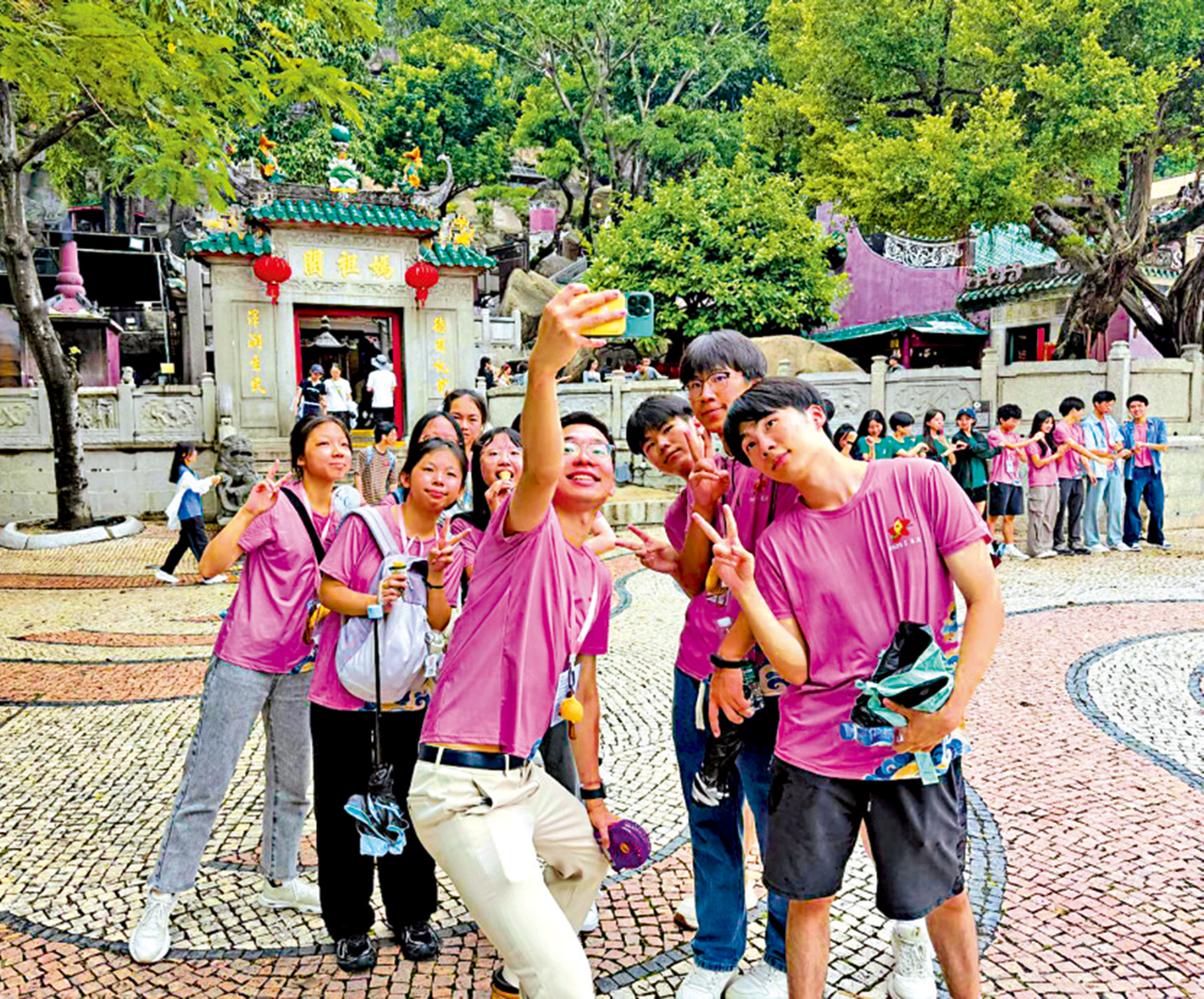 　　圖：京港澳學生交流營助三地師生擴闊眼界，建立真誠友誼。圖為過往學生遊澳門媽閣廟。