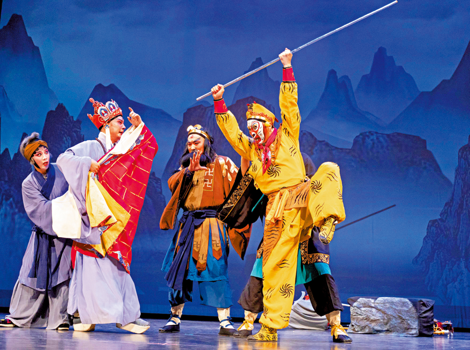 　　圖：二○二五年一月，中國浙江婺劇藝術研究院演員在加拿大多倫多表演婺劇《三打白骨精》。\資料圖片