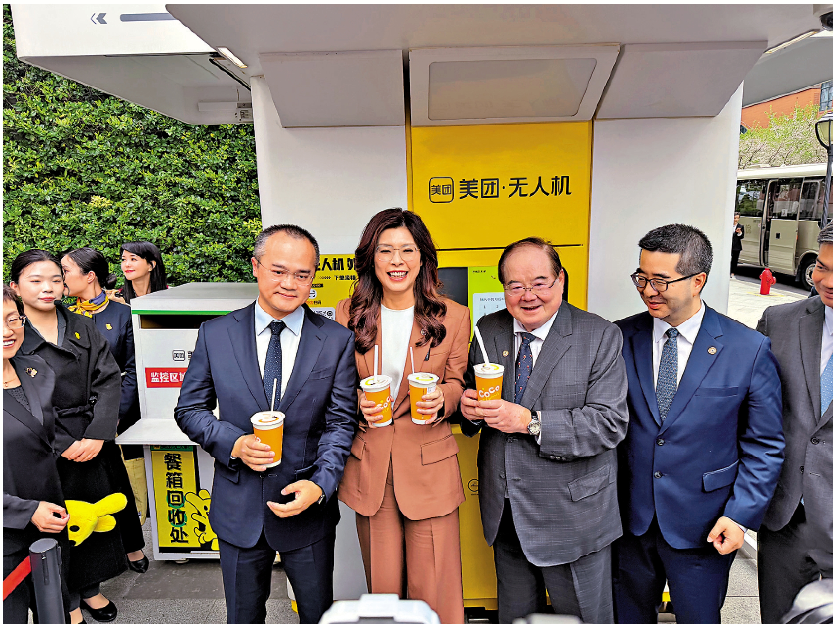 　　圖：鄭麗文一行8日在上海美團體驗無人機配送的熱奶茶。\大公報記者張帆攝