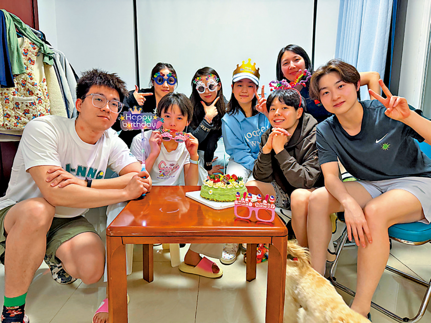 　　圖：全紅嬋（後排右二）日前慶祝19歲生日。