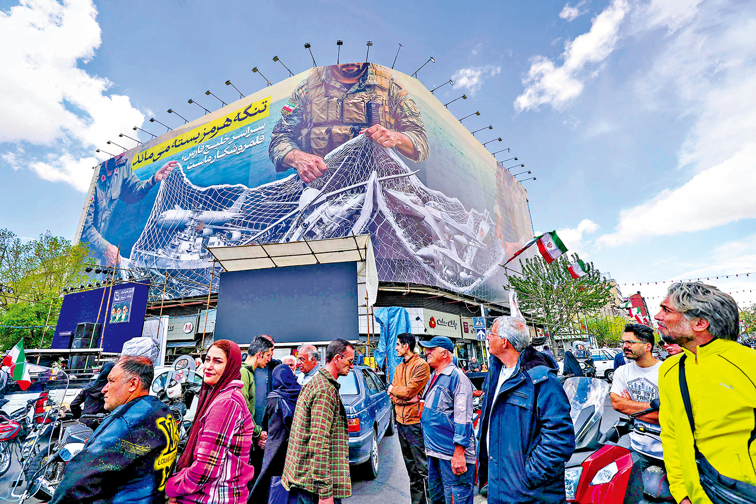 　　圖：8日，伊朗首都德黑蘭的廣告牌上寫着「霍爾木茲海峽仍關閉」。 法新社