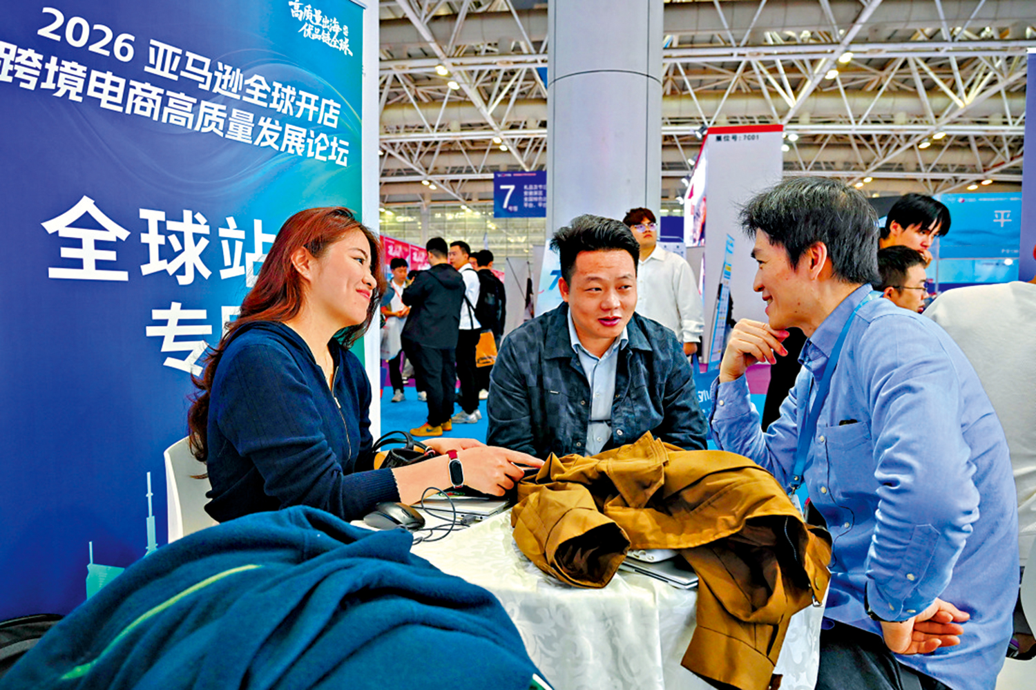 　　圖：在福建福州，客商向第六屆中國跨境電商交易會參展商代表（右一）諮詢商品跨境出海流程。\新華社