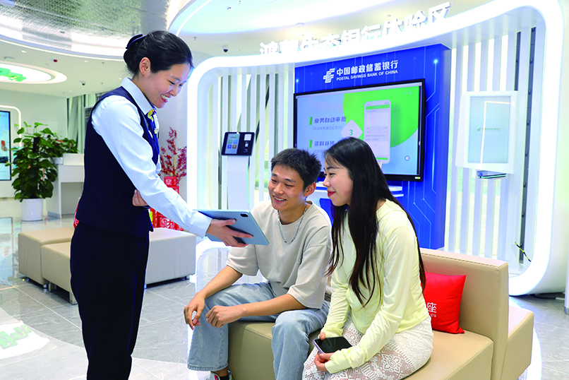 　　圖：客戶在郵儲銀行體驗鴻蒙生態銀行。