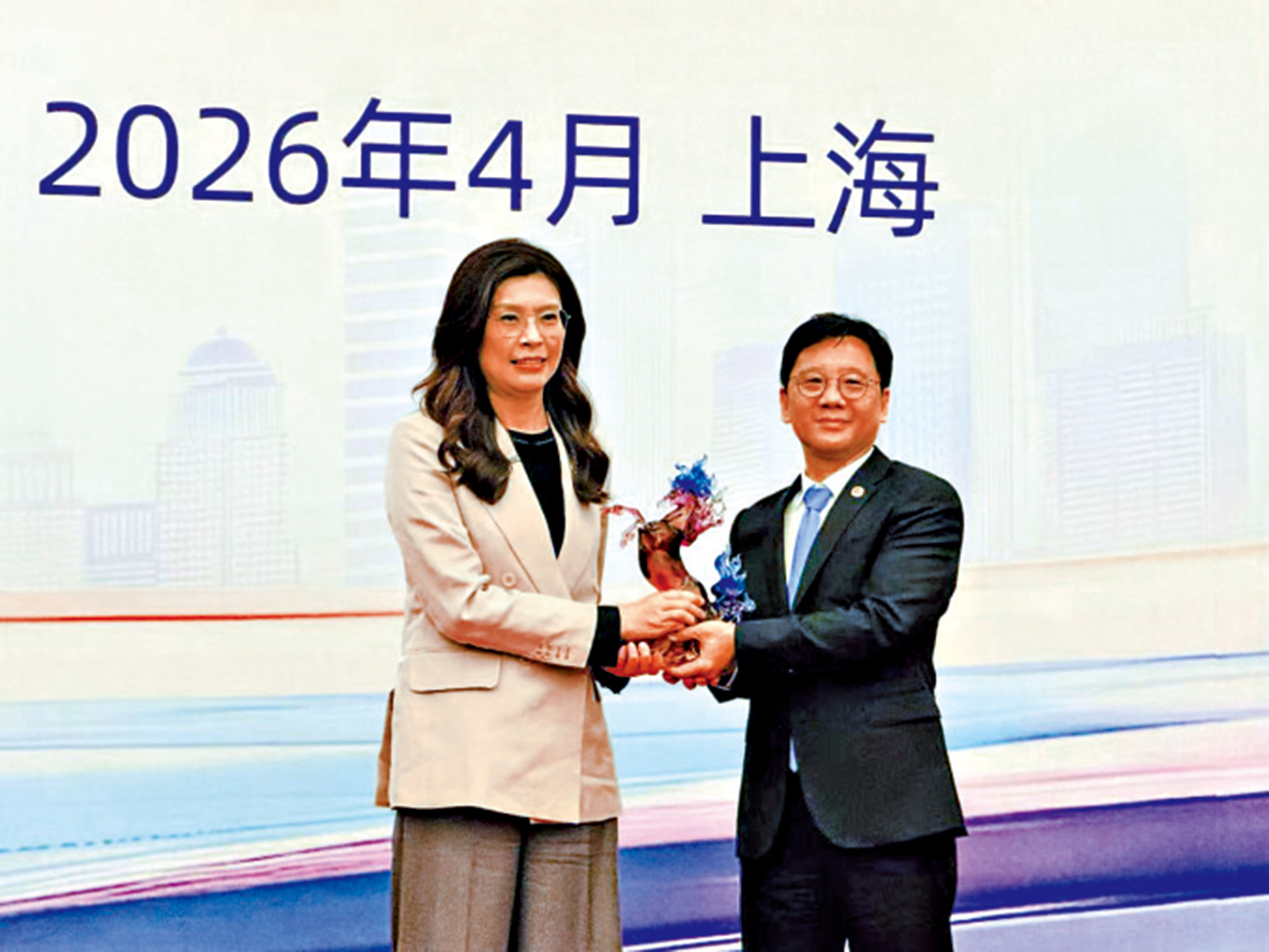 　　圖：全國台企聯會長李政宏（右）9日在上海向中國國民黨主席鄭麗文贈送紀念品。\大公報記者張帆攝