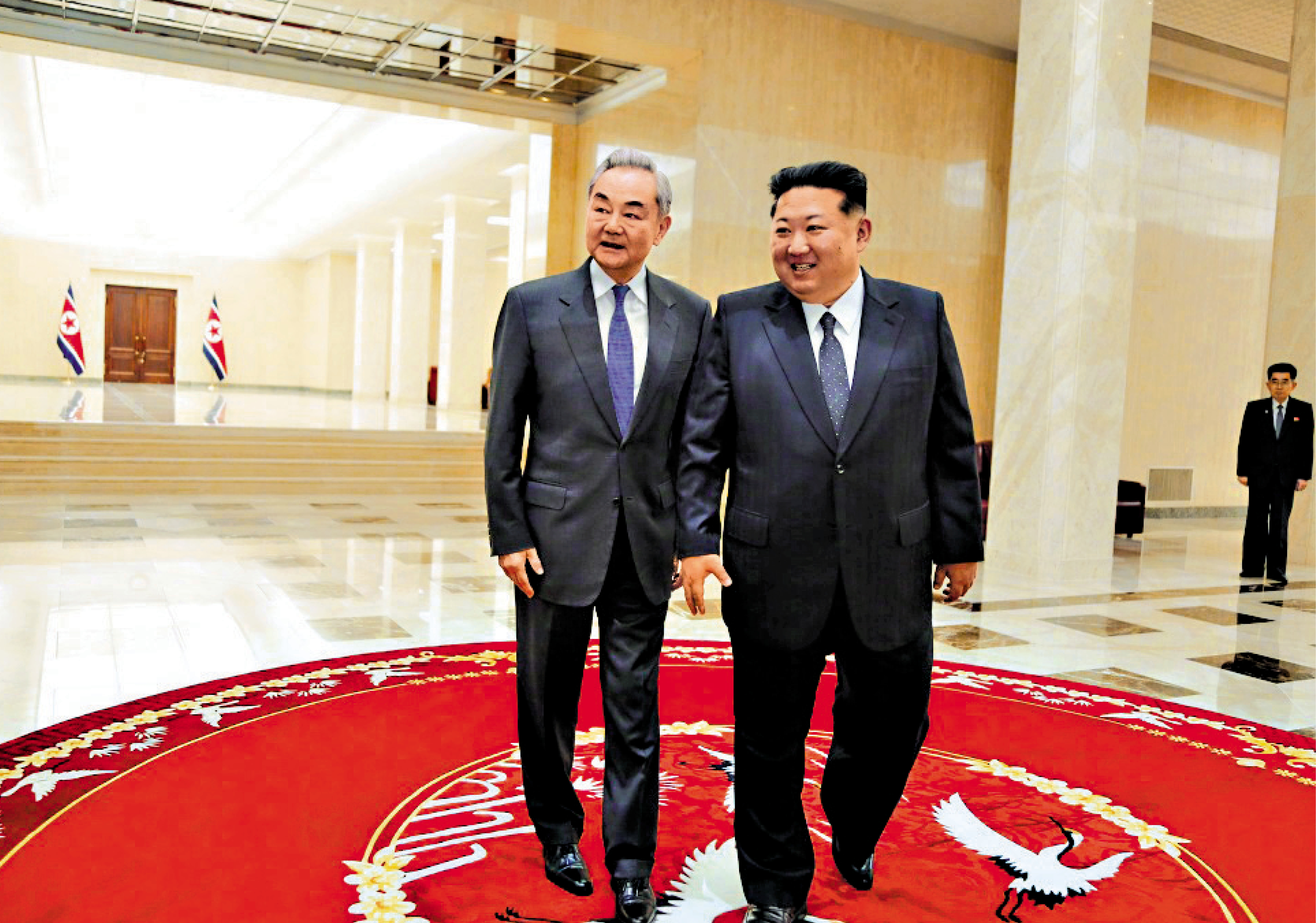 　　圖：4月10日，朝鮮勞動黨總書記、國務委員會委員長金正恩（右）在平壤勞動黨中央總部會見中共中央政治局委員、外交部長王毅。\外交部網站