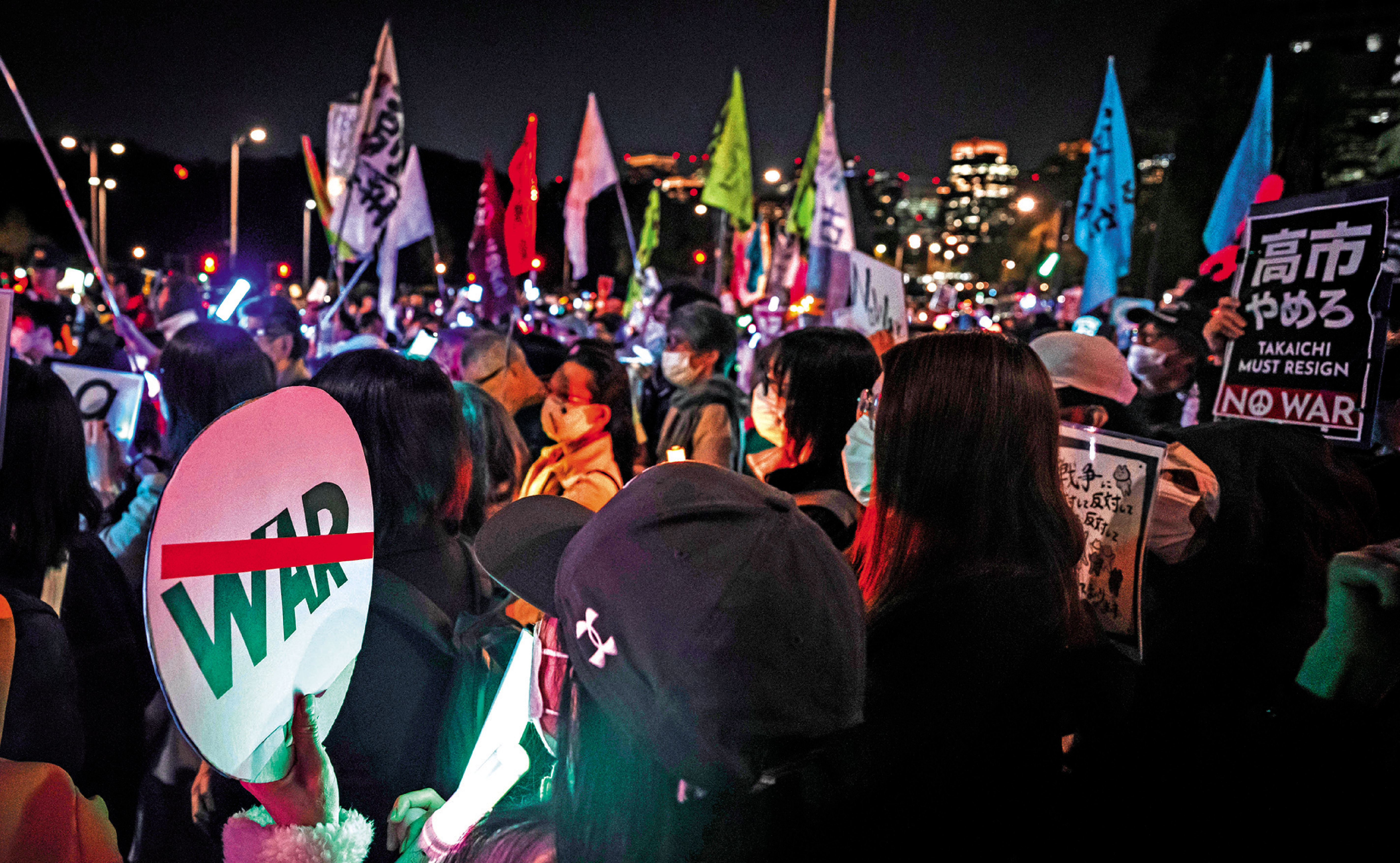 　　圖：4月8日晚，大批日本民眾在東京集會，抗議高市早苗政府企圖解禁殺傷性武器出口等破壞和平憲法的動向。\新華社