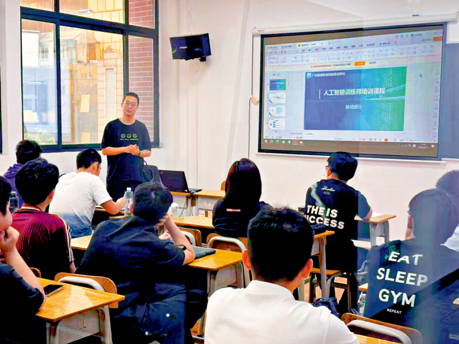 　　圖：香港學員在廣州上人工智能訓練師課程。
