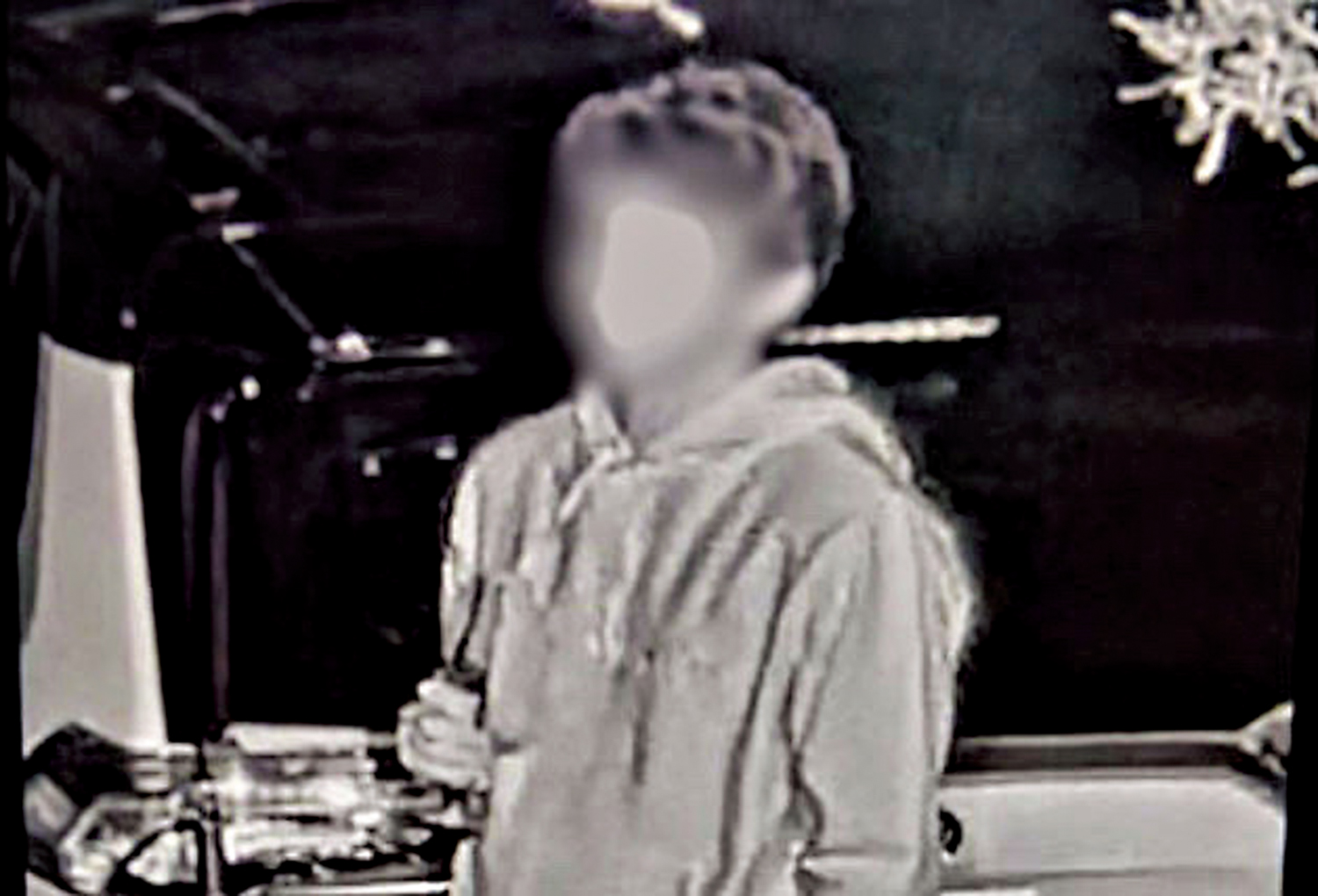 　　圖：三藩市警方發布一名年輕男性縱火嫌疑人的照片，他被指控向阿爾特曼的住宅投擲汽油彈。\網絡圖片