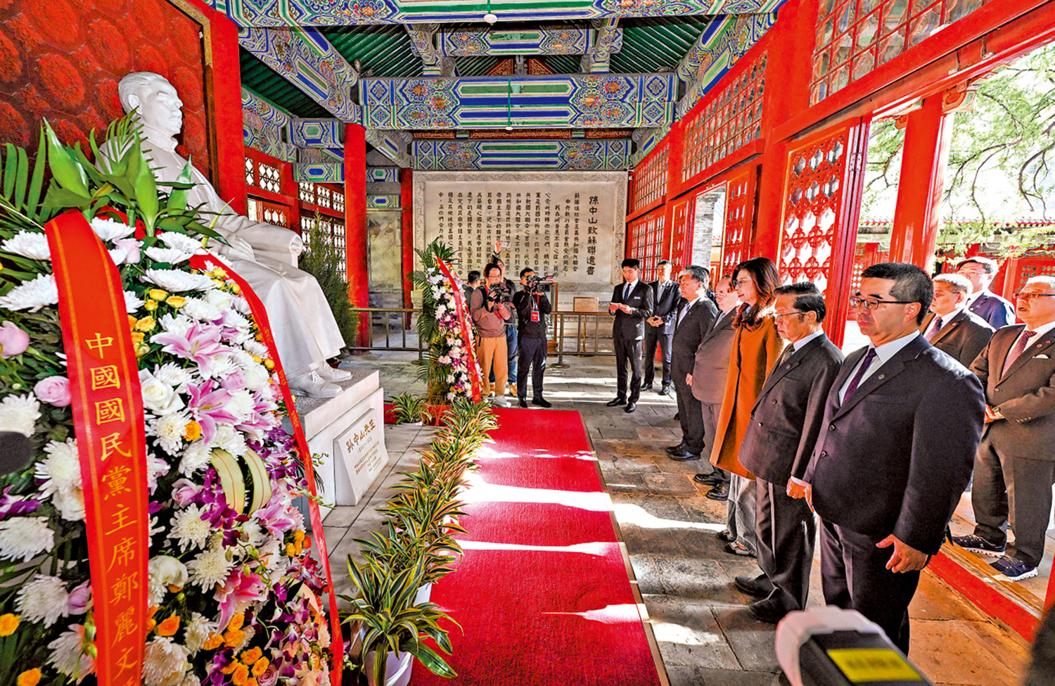 　　圖：11日上午，鄭麗文一行來到北京香山碧雲寺孫中山紀念堂，向孫中山先生像敬獻花籃。 新華社