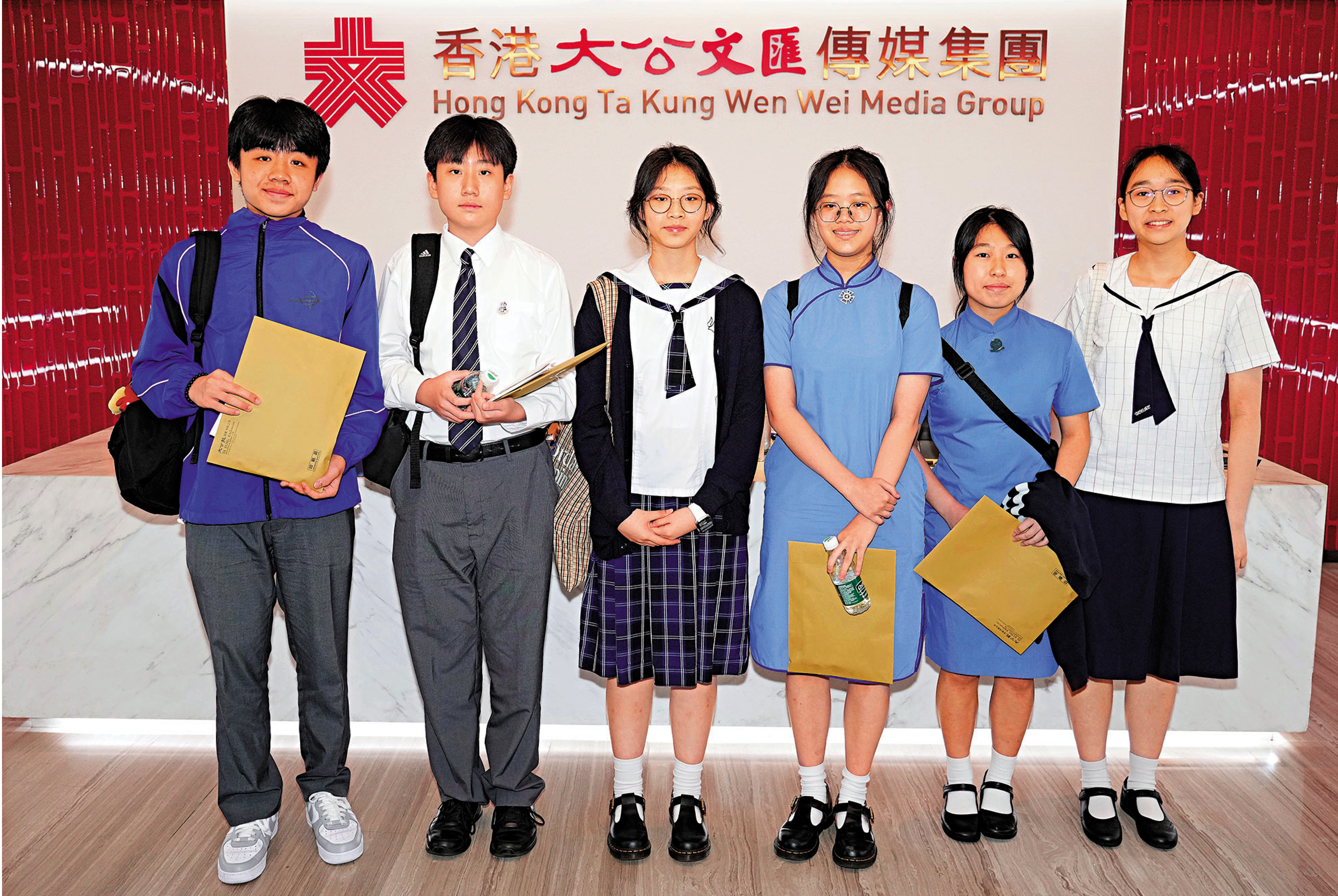 　　圖：來自不同知名中學的同學到訪《大公報》，向專家請教升學意見。 