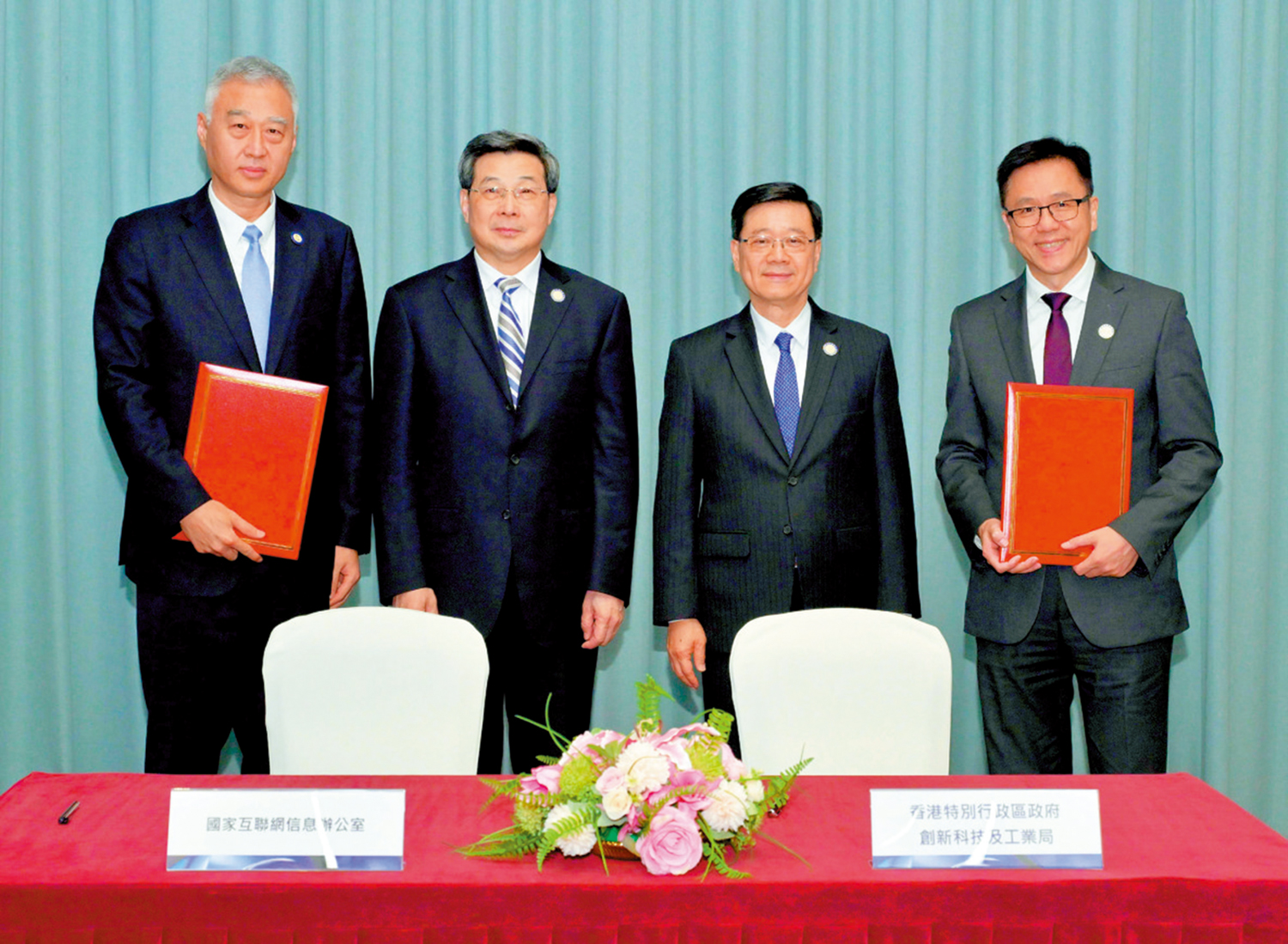 　　圖：創新科技及工業局與國家互聯網信息辦公室昨日簽署《關於創新科技發展的合作備忘錄》。