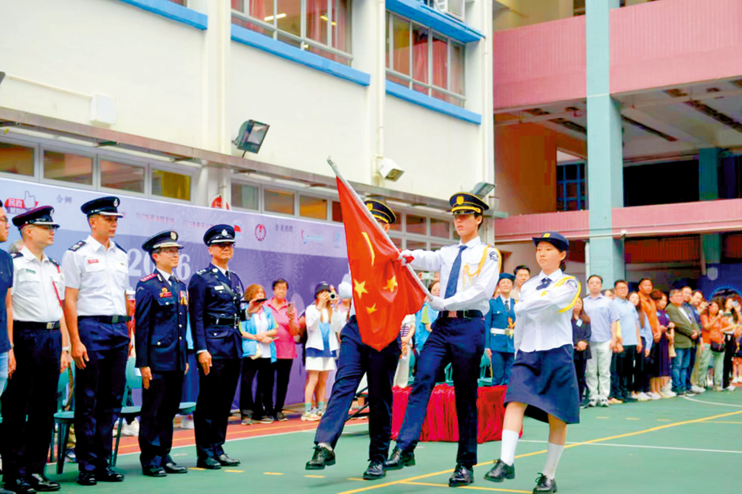 　　圖：由黃楚標中學學生組成的升旗隊總會護旗隊昂首挺胸，高舉五星紅旗步入操場。