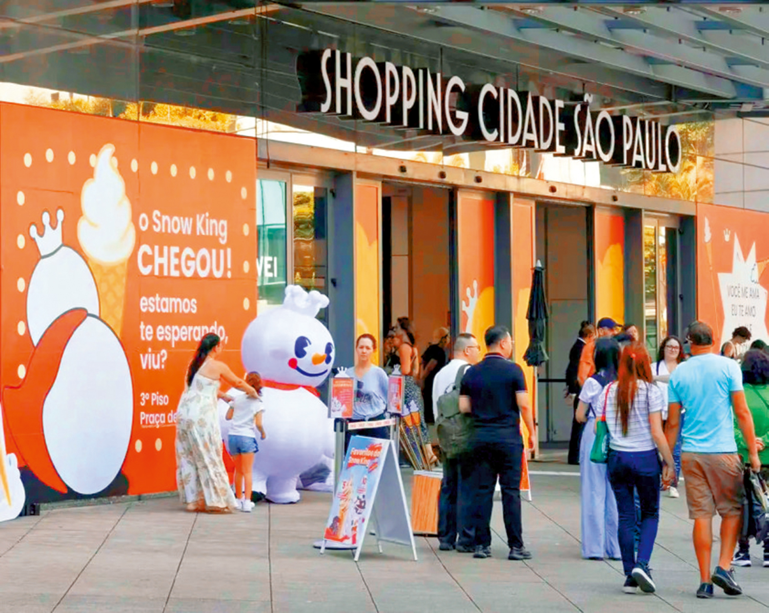 　　圖：蜜雪冰城巴西新店開業，共推出大約20款產品。