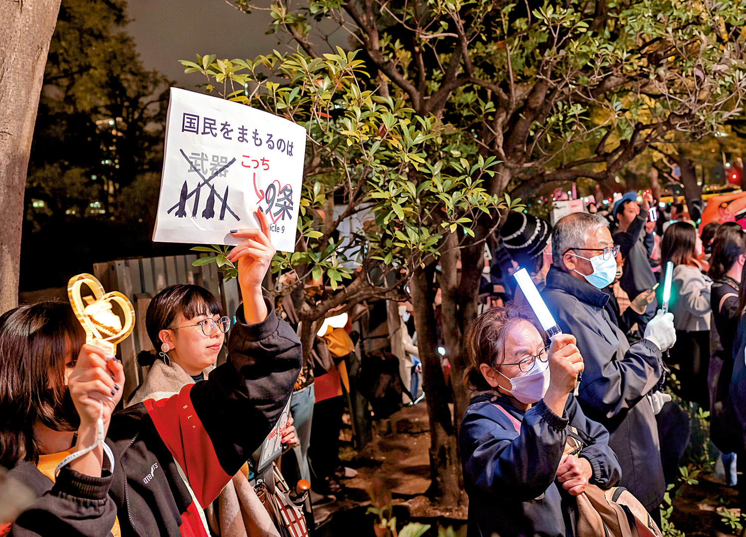 　　圖：高市早苗涉台錯誤言論在輿論場形成了所謂「政治正確」的不良示範，成為反華視頻黑產業滋長的溫床。圖為4月8日，日本民眾在國會議事堂前集會，抗議高市早苗政府破壞和平憲法的動向。\新華社