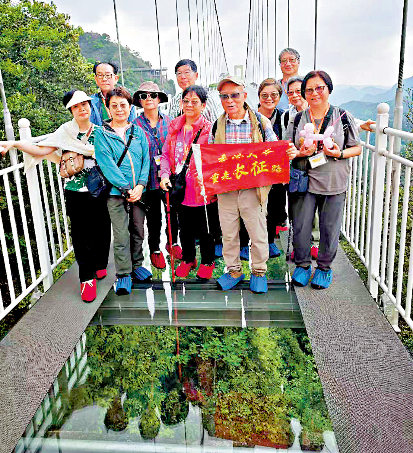 　　圖：「香港大爺重走紅軍長征路體驗團」走進東江源保護區三百山，深入了解東江水供港的歷史。