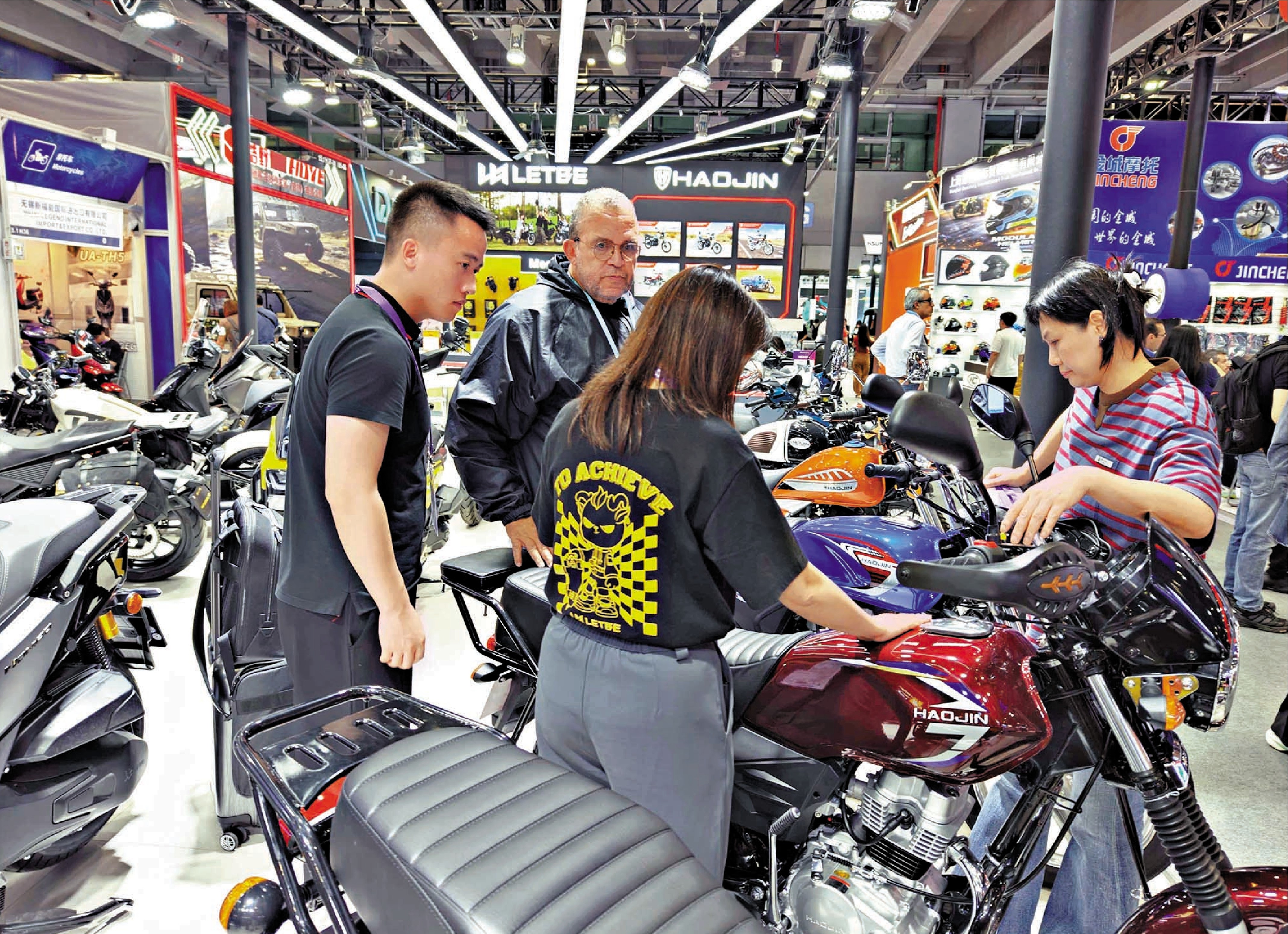 　　圖：廣交會上，中國摩托車產品吸引大量外國採購商。\大公報記者帥誠攝