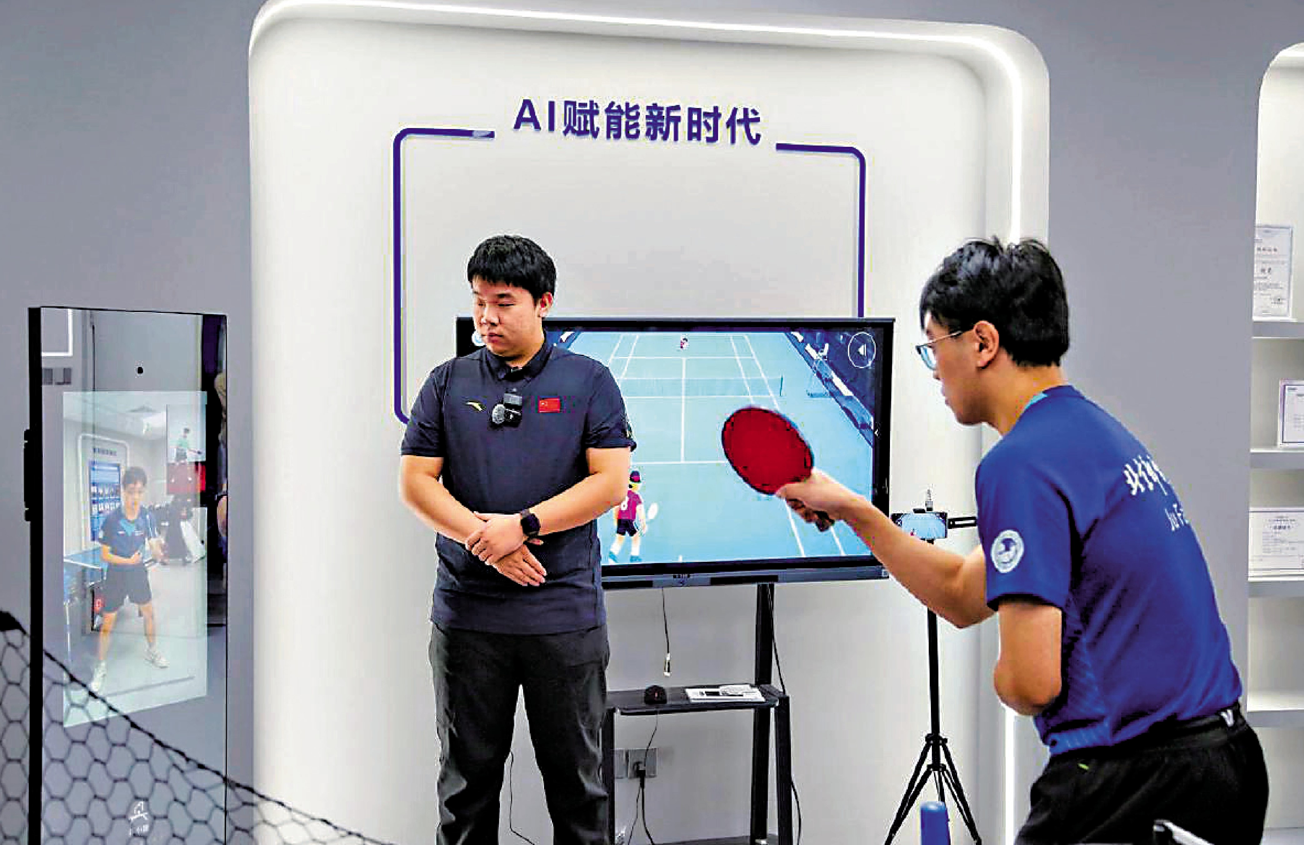 　　圖：北京郵電大學人工智能學院學生學習人工智能通識課後，開發出AI體感交互遊戲。