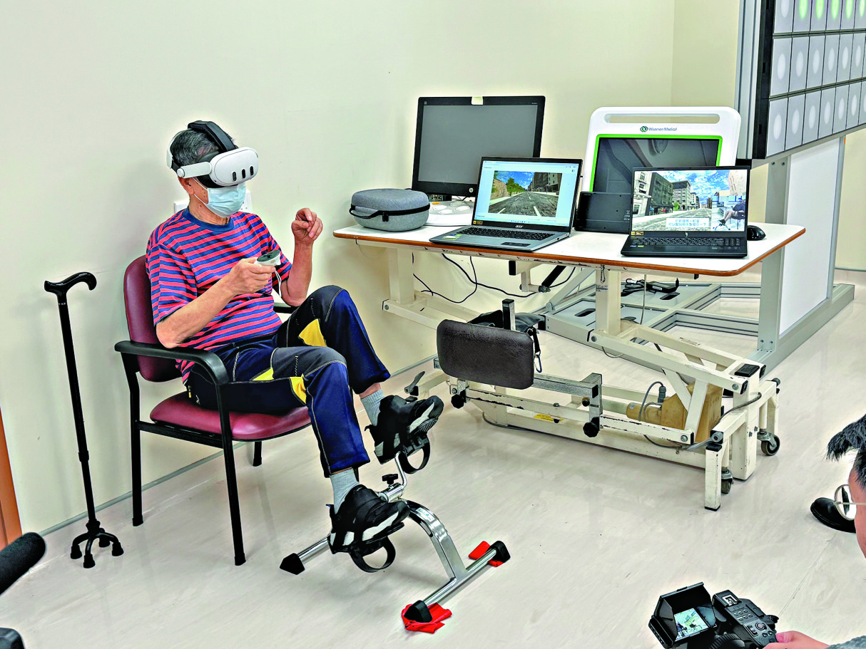 　　圖：長者戴上VR眼鏡可模擬在尖沙咀碼頭等地標踩單車，藉以訓練體能、認知能力及記憶力。\大公報記者黃佩琳攝