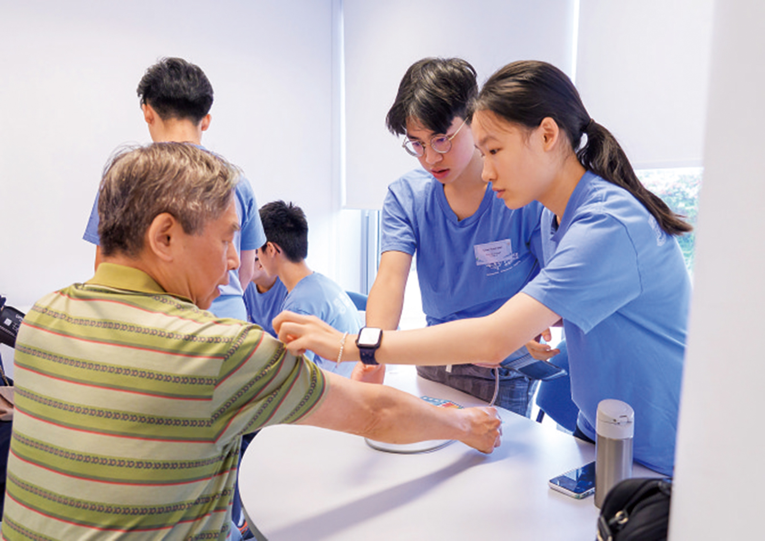 　　圖：港大醫學院舉辦大型免費健康篩查活動，吸引約二百名職業司機參加。