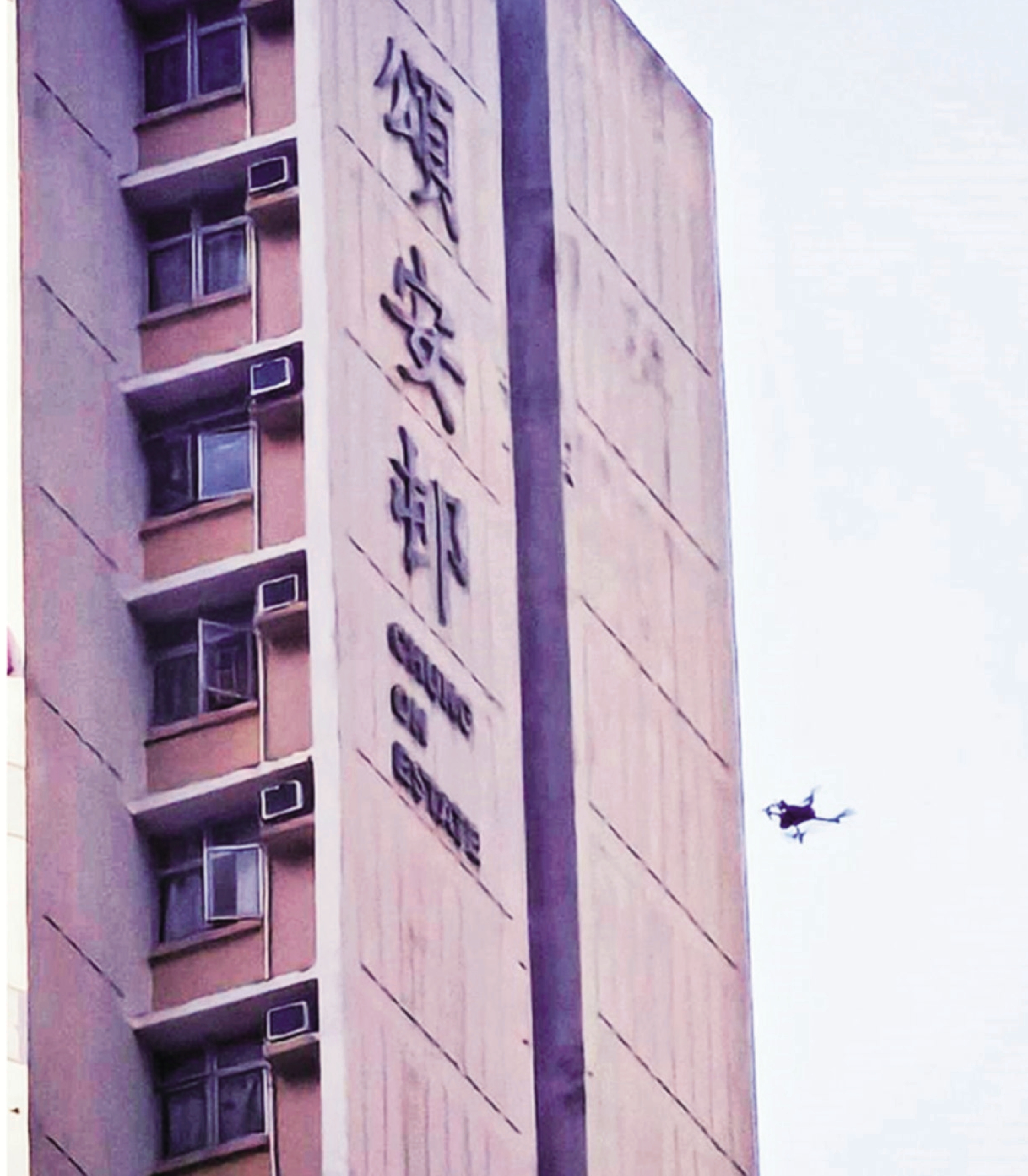 　　圖：警方首出動無人機協助打擊街頭賭博，在馬鞍山頌安邨拘捕八男女。
